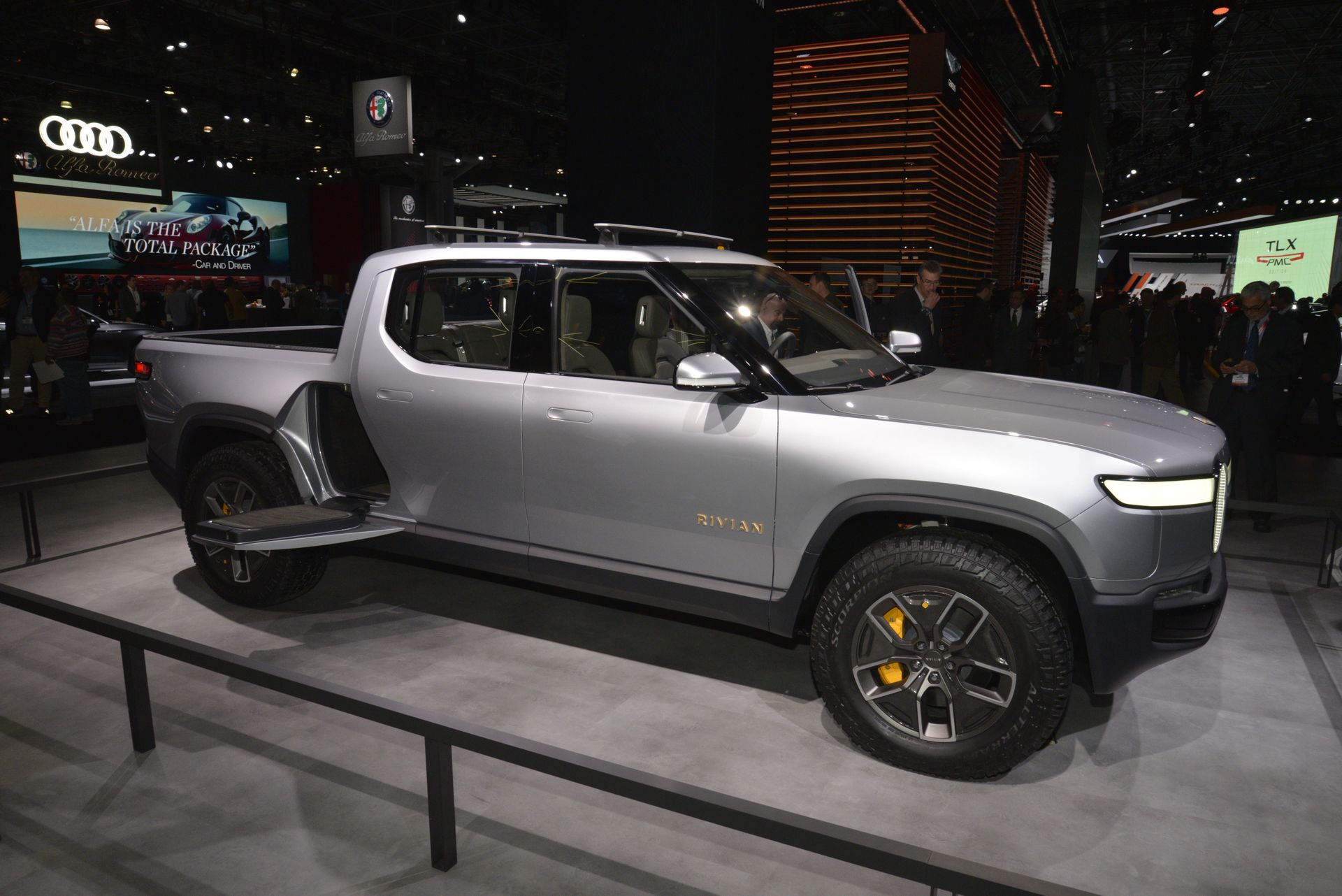 Rivian R1S R1T 8 Ford Teams Up With Rivian For New Battery Electric Model