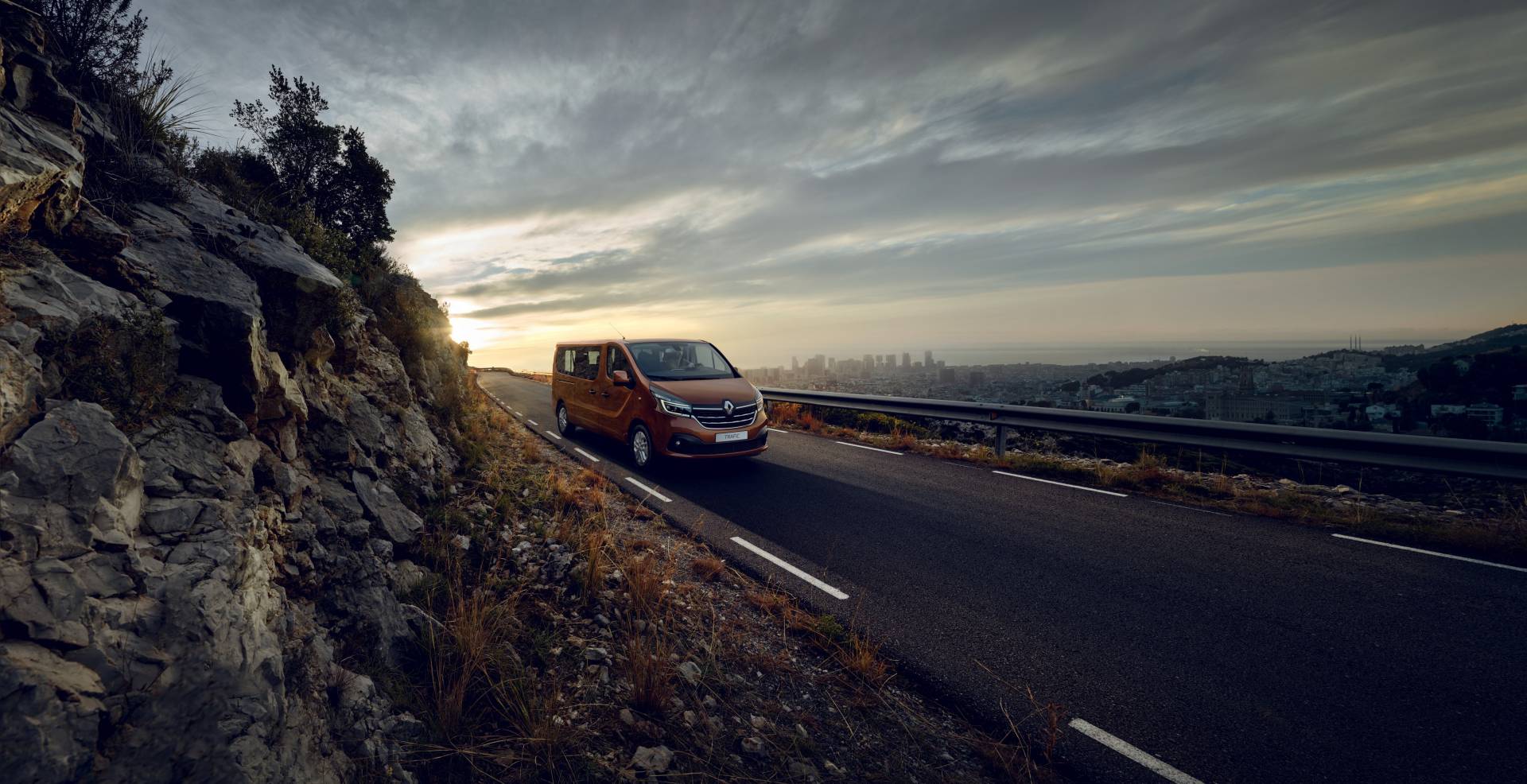 2019MY Renault Trafic van facelift 21 Restyled Renault Master And Trafic Get New Faces, Updated Engines And New Tech