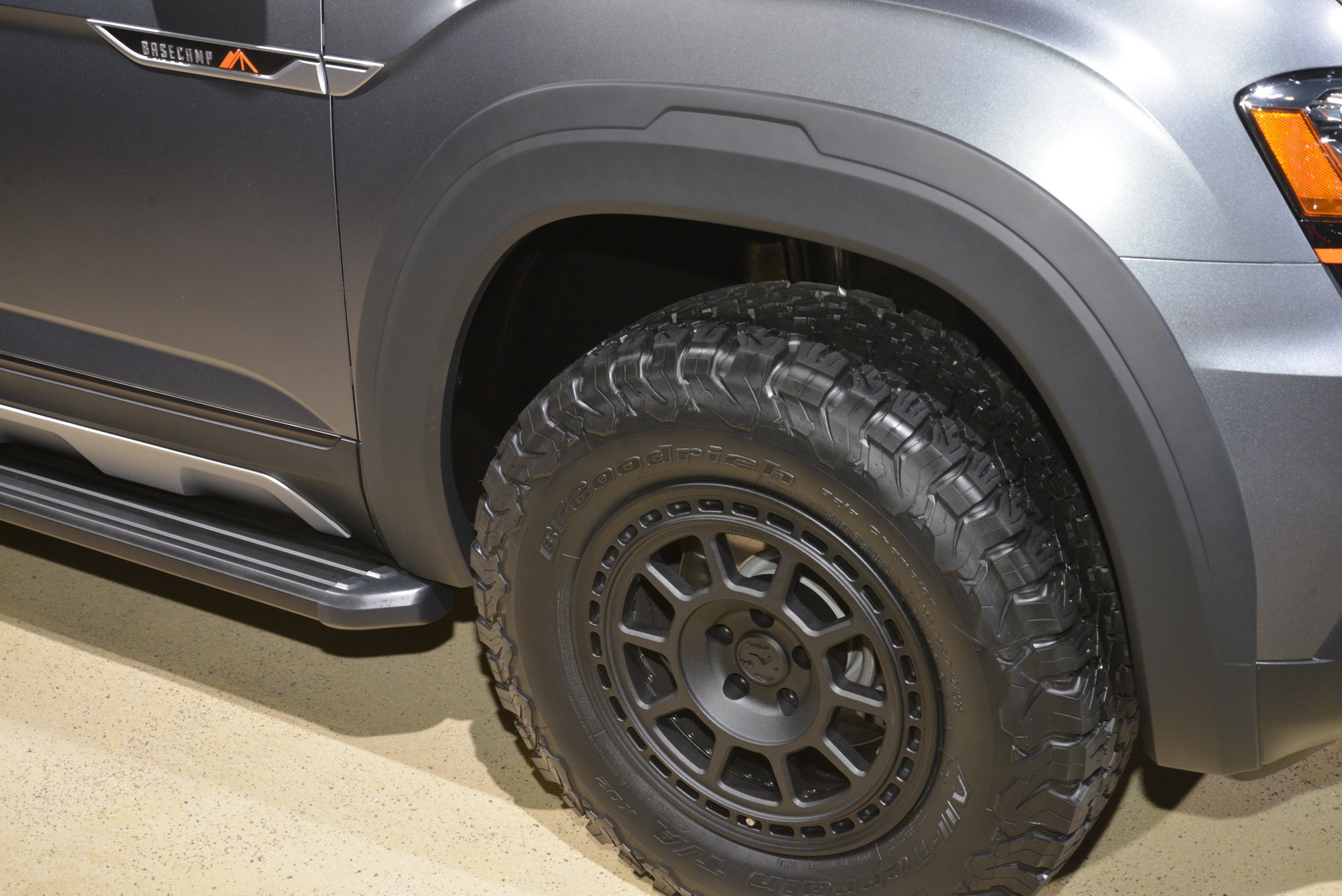 vw atlas basecamp concept livepics ny 12 VW Atlas Basecamp Concept Ditches Star Light For Spotlight