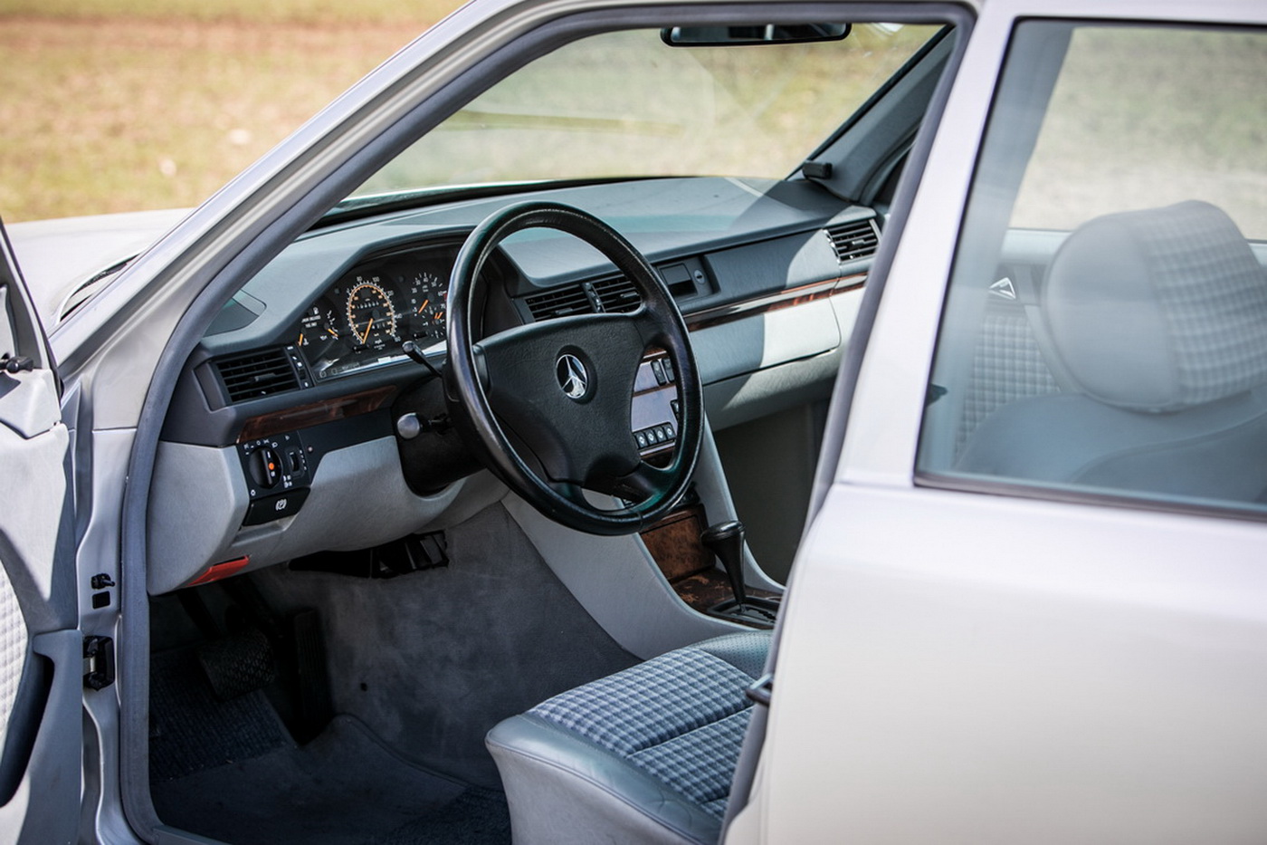 Mercedes-500E-Atkinson-06 Rowan Atkinson Apparently Has One More Mercedes 500E To Sell