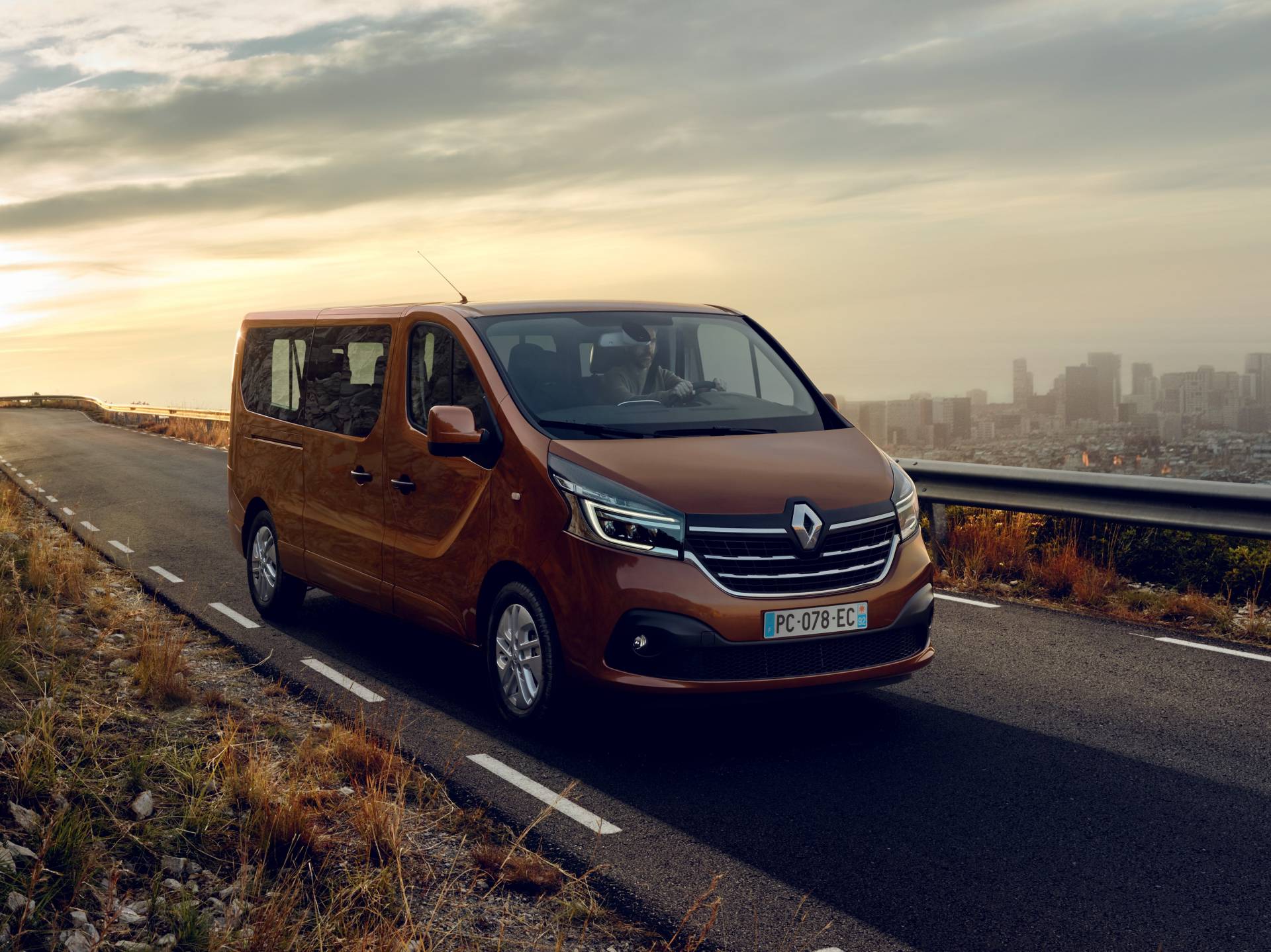 2019MY Renault Trafic van facelift 26 Restyled Renault Master And Trafic Get New Faces, Updated Engines And New Tech