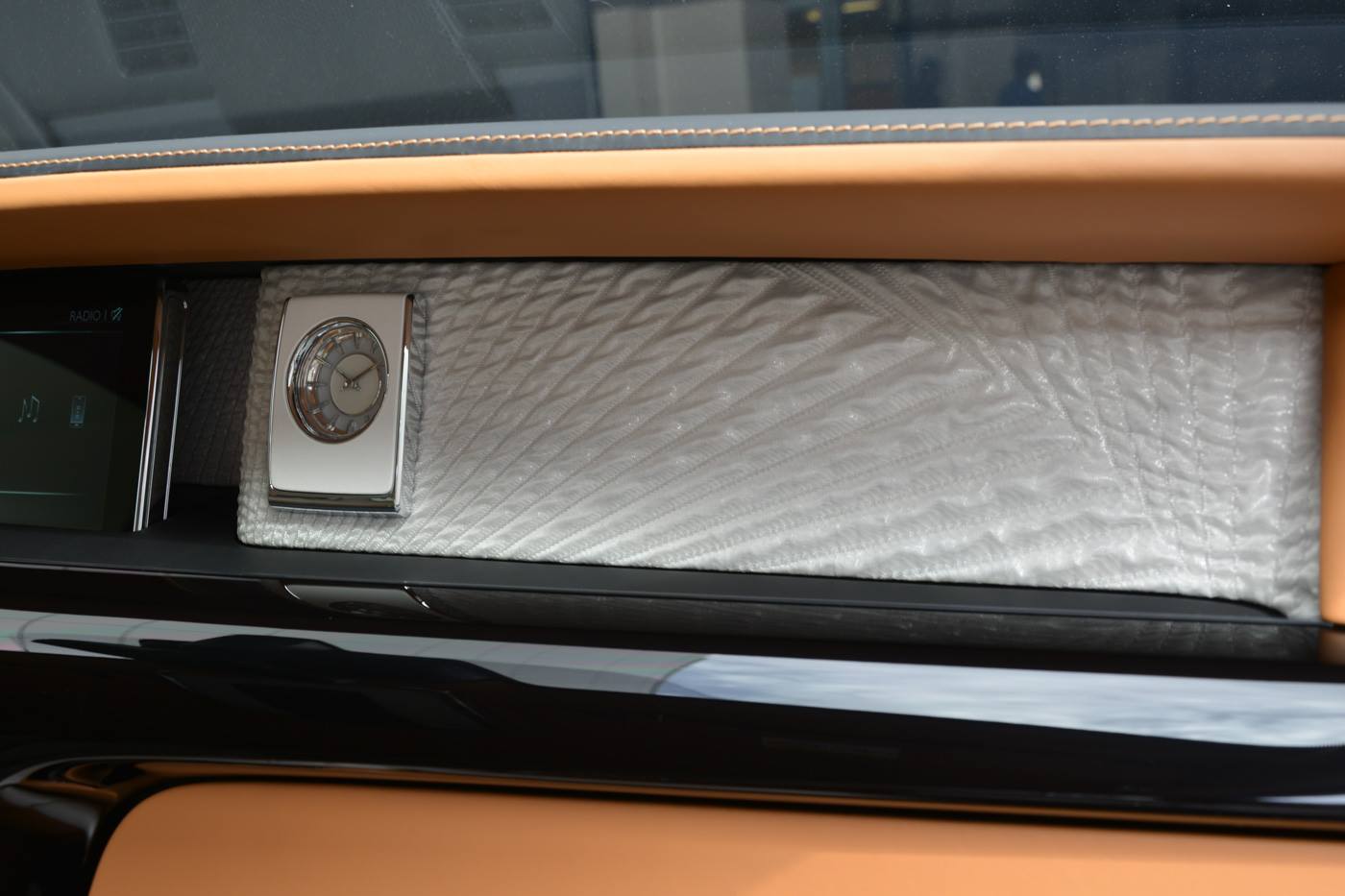 rolls royce phantom privacy suite abu dhabi 19 Rolls-Royce Phantom EWB With Privacy Suite Is The Majestic Way To Isolate Yourself