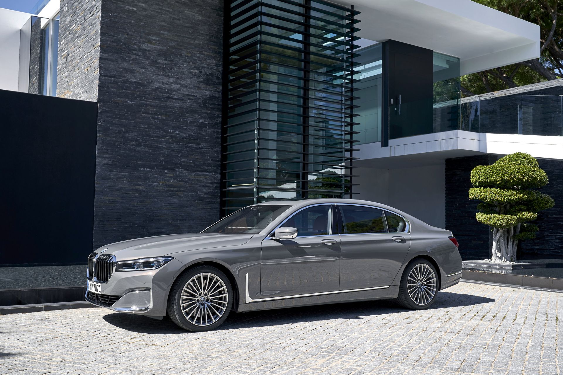 BMW-7-Series-74 BMW Throws 171 Images Of The 7-Series Hoping We’ll Get Used To Its New Face