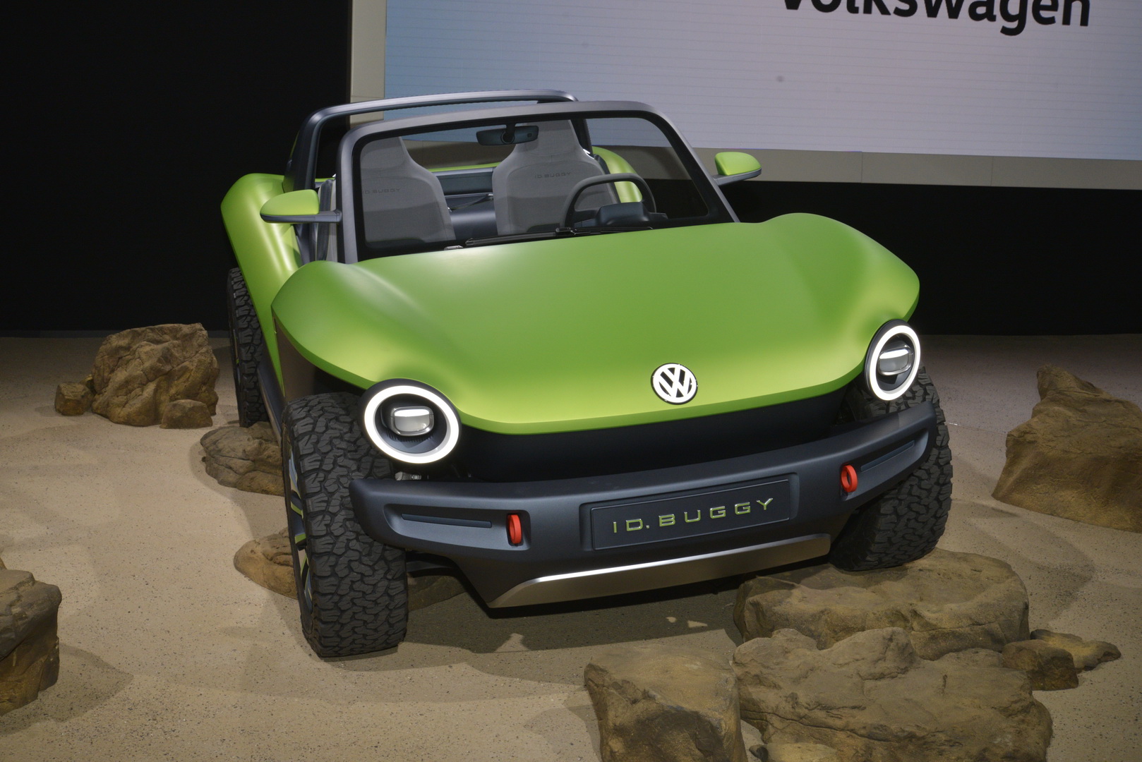 2019 vw id buggy concept 8 VW’s Dune Buggy Concept Keeps Nostalgia Alive In The Dawn Of Electric Power