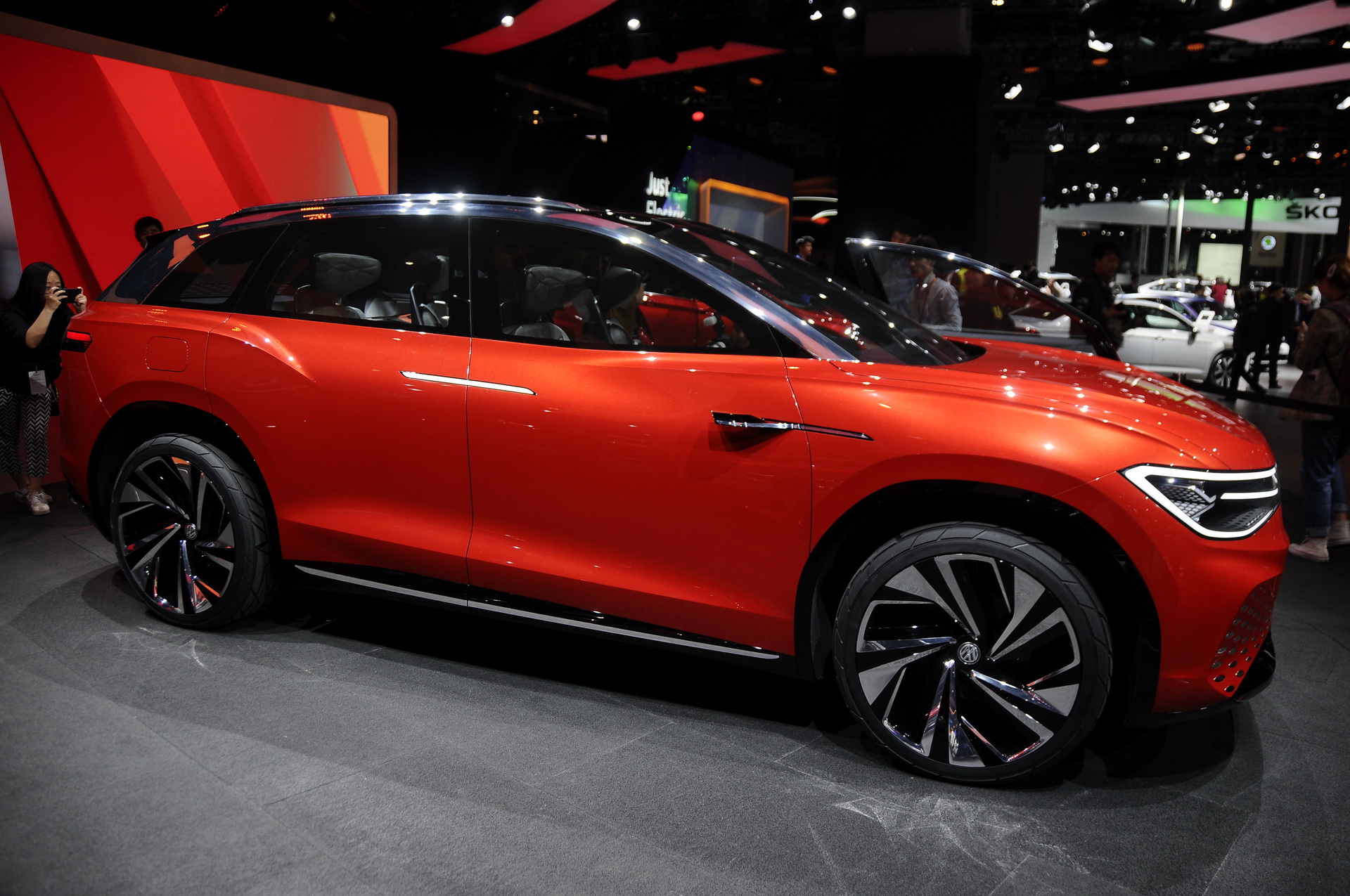 VW-ID-Roomzz-06 VW ID Roomzz: Flagship Electric SUV Will Likely Put Touareg Out Of Job In 2021