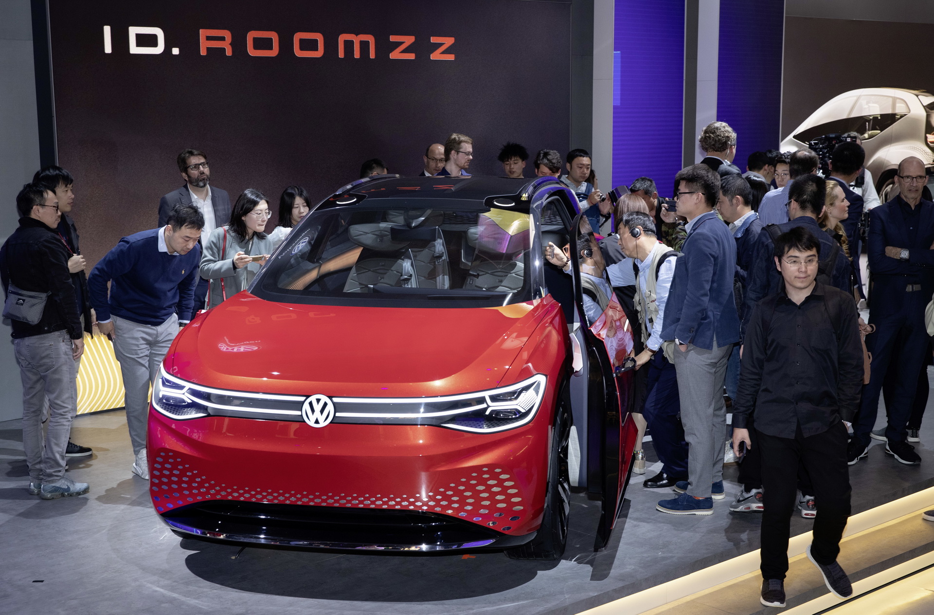VW-ID-Roomzz-09 VW ID Roomzz: Flagship Electric SUV Will Likely Put Touareg Out Of Job In 2021