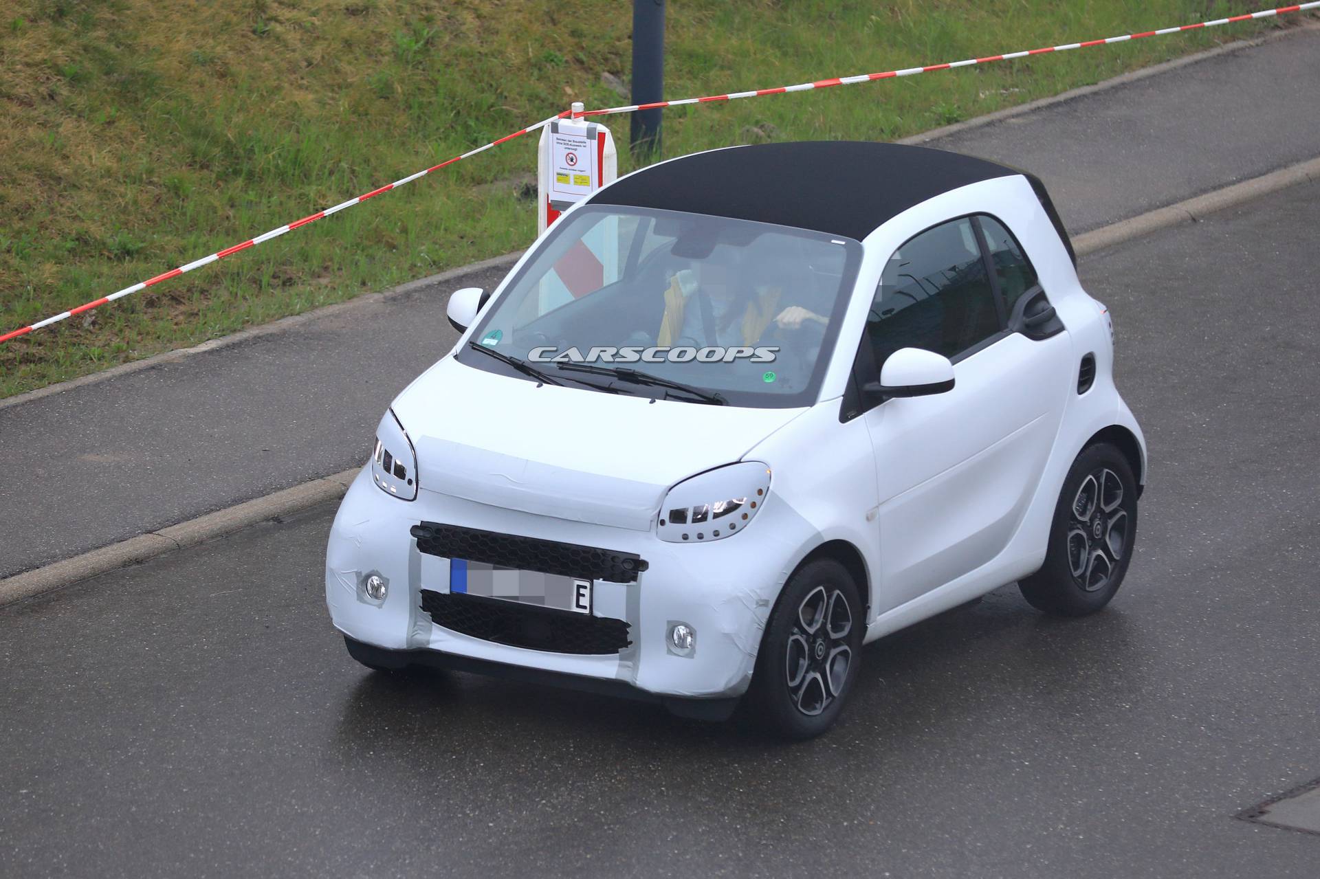 2020 Smart EQ Fortwo facelift spy shots 2 2020 Smart EQ Fortwo Getting A Facelift Before Geely-Engineered Models Arrive