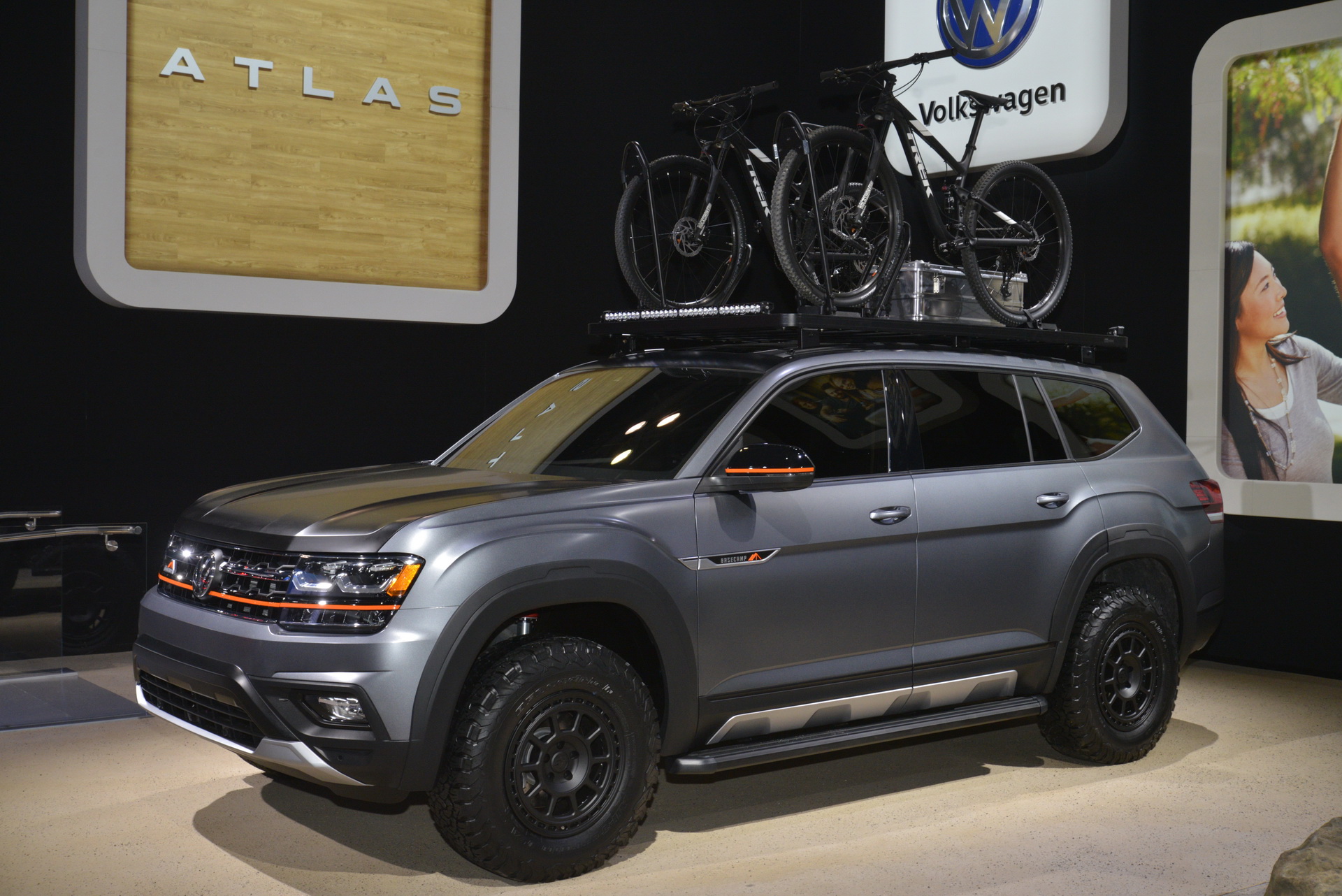 vw atlas basecamp concept livepics ny 2 VW Atlas Basecamp Concept Ditches Star Light For Spotlight