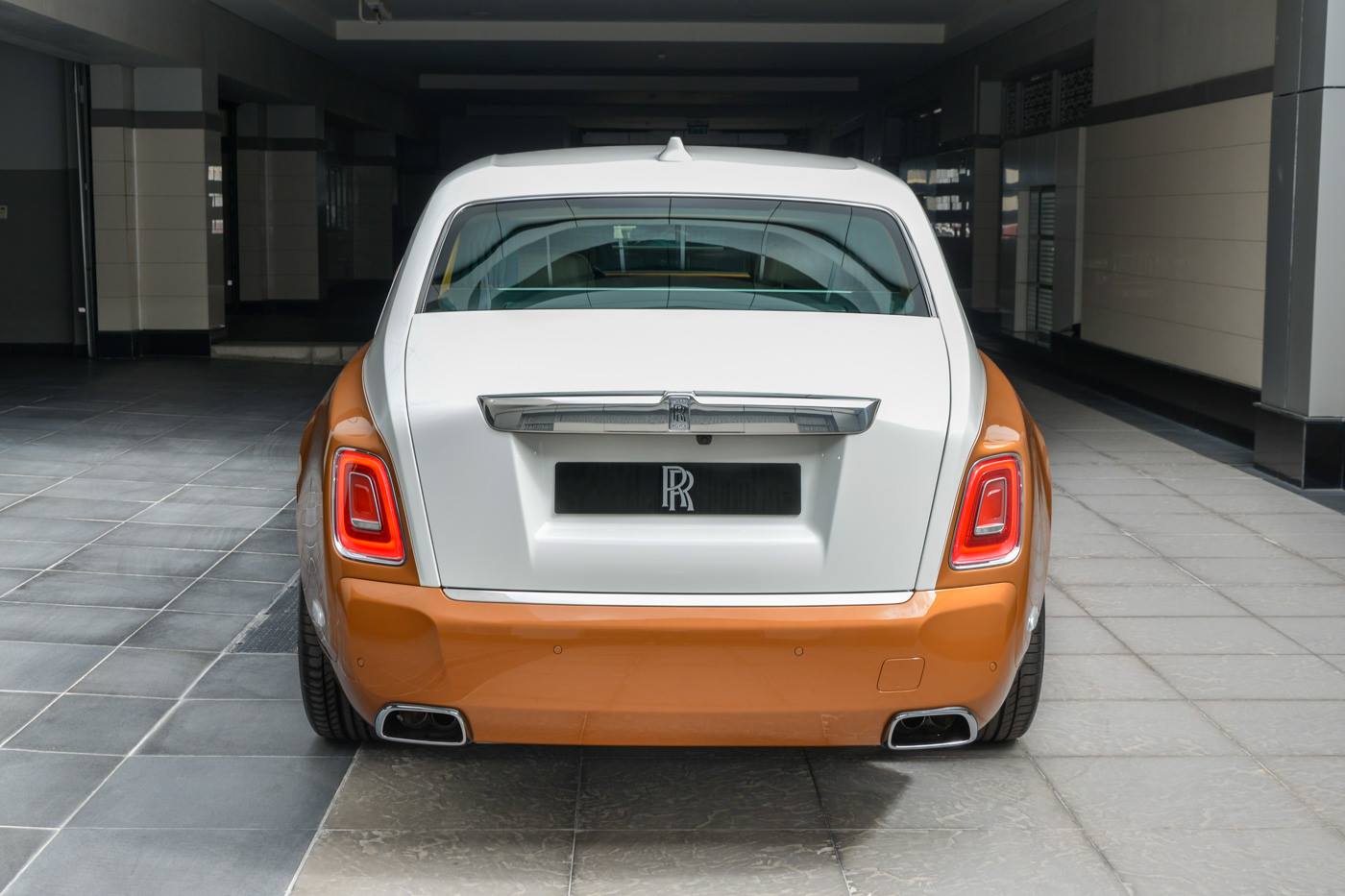 rolls royce phantom privacy suite abu dhabi 5 Rolls-Royce Phantom EWB With Privacy Suite Is The Majestic Way To Isolate Yourself