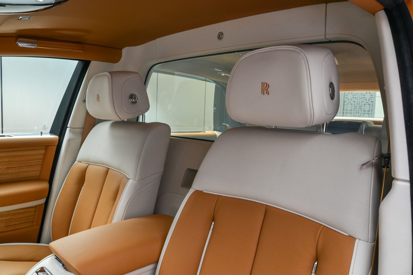 rolls royce phantom privacy suite abu dhabi 13 Rolls-Royce Phantom EWB With Privacy Suite Is The Majestic Way To Isolate Yourself