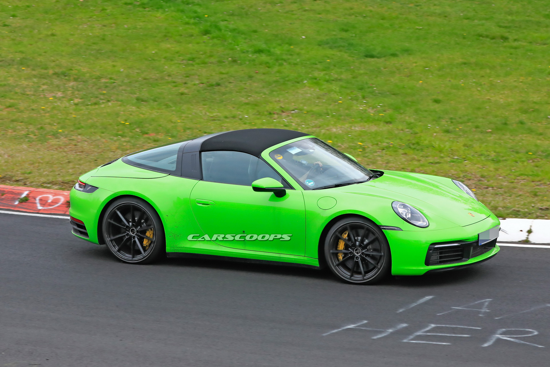 Порше зверобой. Porsche 911 Targa 2020. Porsche 911 Targa. Порше 911 новый зеленый. Порше 911 992 Тарга.