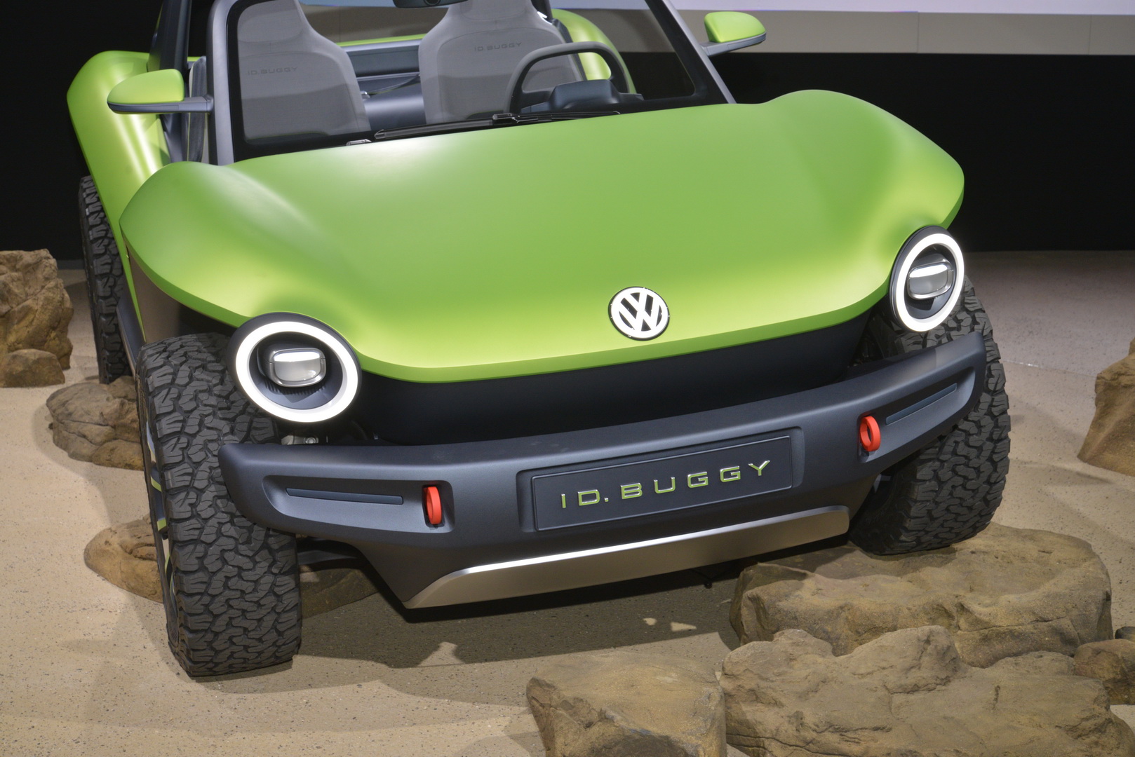 2019 vw id buggy concept 9 VW’s Dune Buggy Concept Keeps Nostalgia Alive In The Dawn Of Electric Power