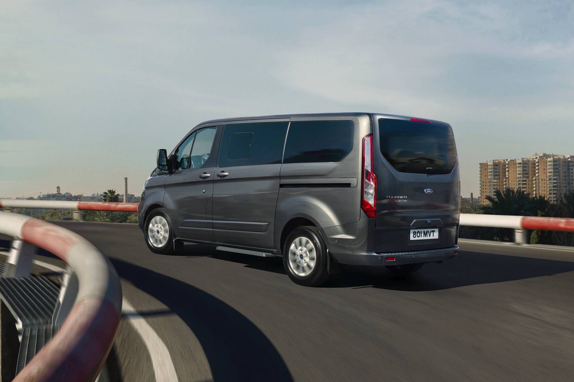 2019 Ford Tourneo Custom PHEV 5 2019 Ford Tourneo Custom Plug-In Hybrid Brings Electrification To People Carriers