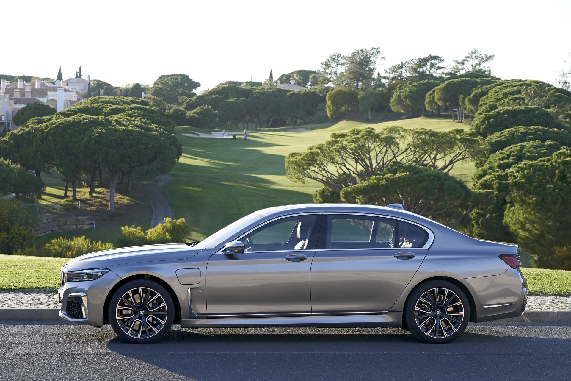 BMW-7-Series-18 BMW Throws 171 Images Of The 7-Series Hoping We’ll Get Used To Its New Face