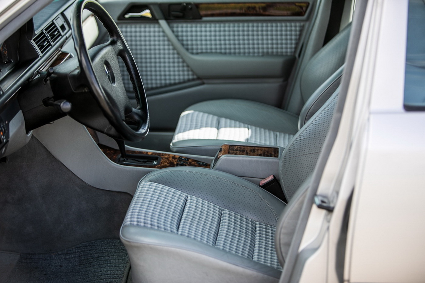 Mercedes-500E-Atkinson-17 Rowan Atkinson Apparently Has One More Mercedes 500E To Sell