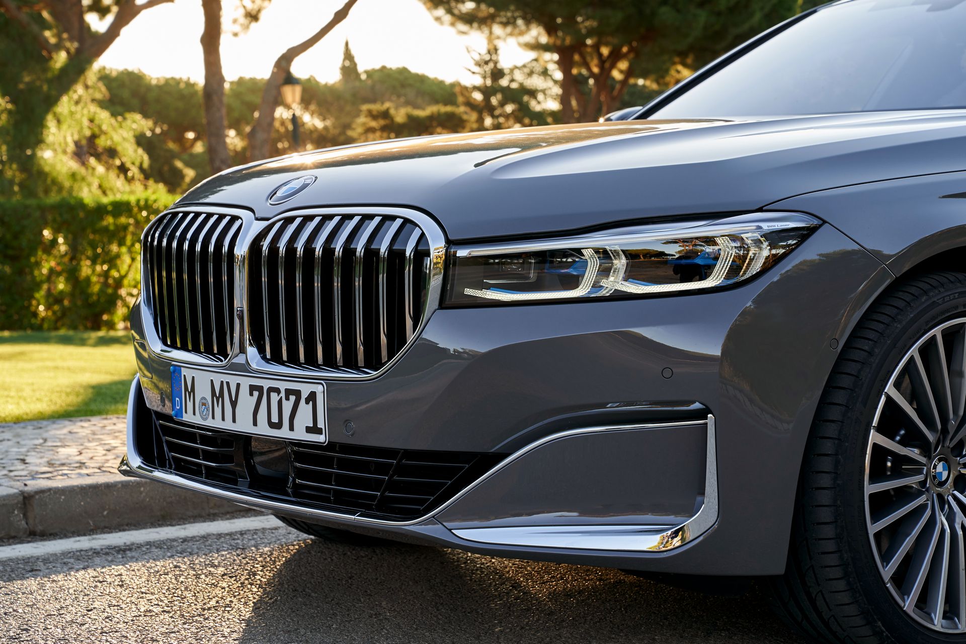 BMW-7-Series-99 BMW Throws 171 Images Of The 7-Series Hoping We’ll Get Used To Its New Face