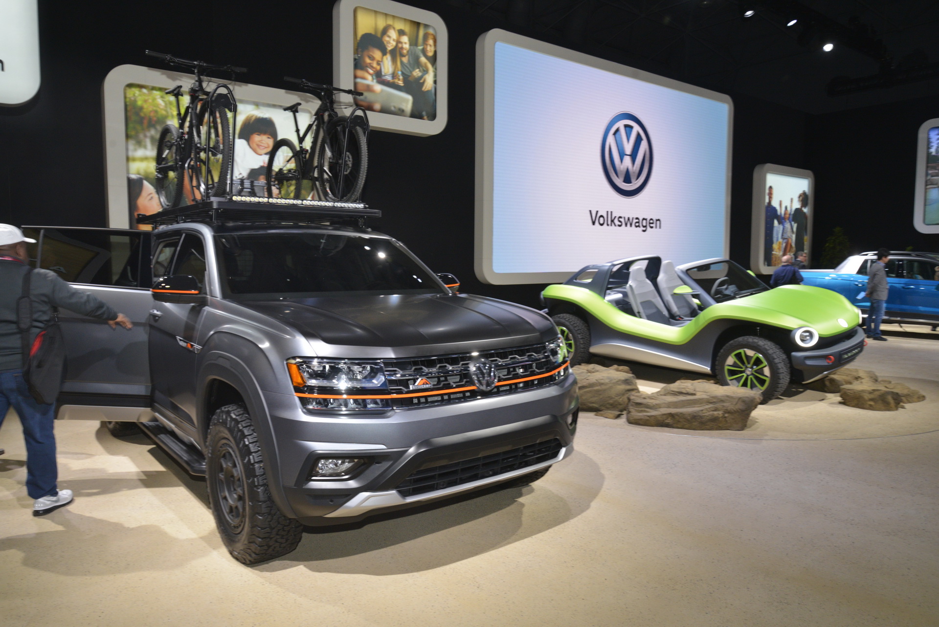 vw atlas basecamp concept livepics ny 1 VW Atlas Basecamp Concept Ditches Star Light For Spotlight