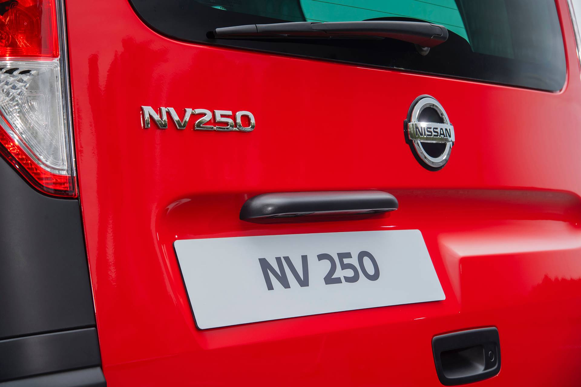 Nissan NV250 M1 Passenger Van 1 Badge-Engineered Nissan NV250 Compact Van Debuts In Europe