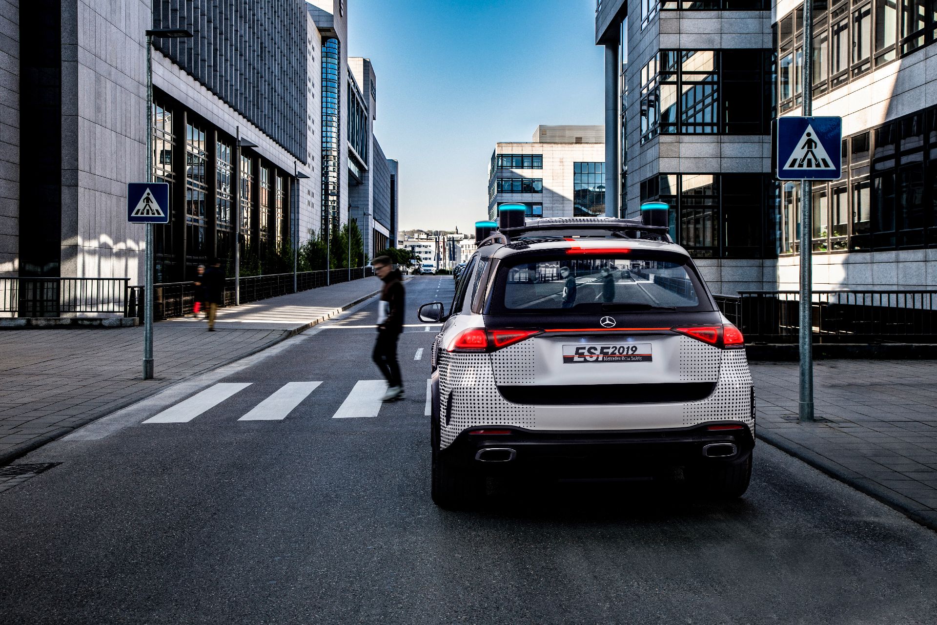 Das Experimental-Sicherheits-Fahrzeug (ESF) 2019
The Experimental Safety Vehicle (ESF) 2019 Mercedes’ New Experimental Safety Vehicle Points Towards The Future