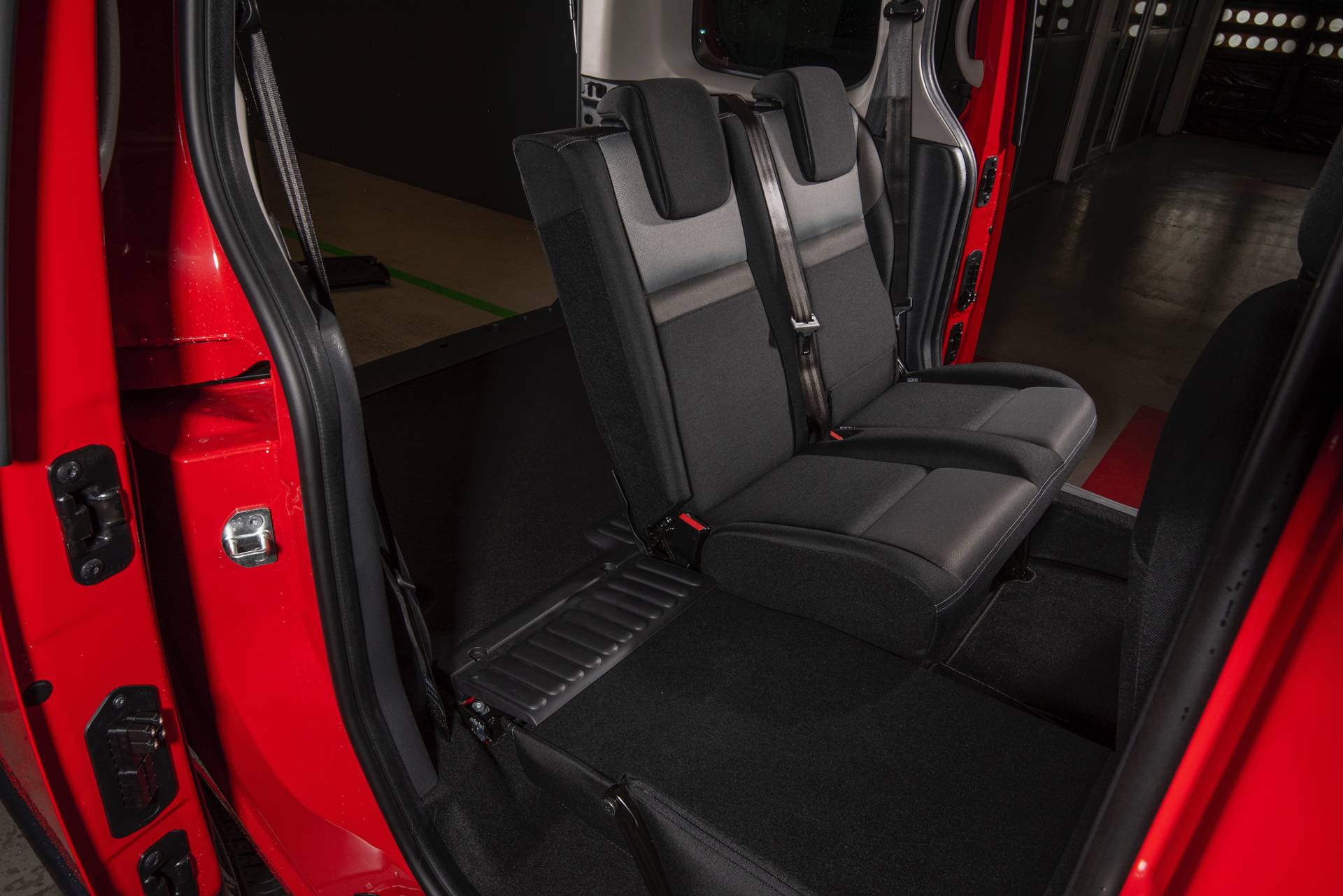 Nissan NV250 M1 Passenger Van 2 Badge-Engineered Nissan NV250 Compact Van Debuts In Europe