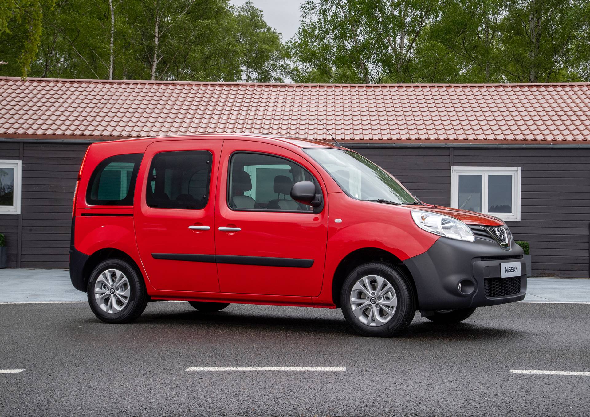 Nissan NV250 M1 Passenger Van 11 Badge-Engineered Nissan NV250 Compact Van Debuts In Europe