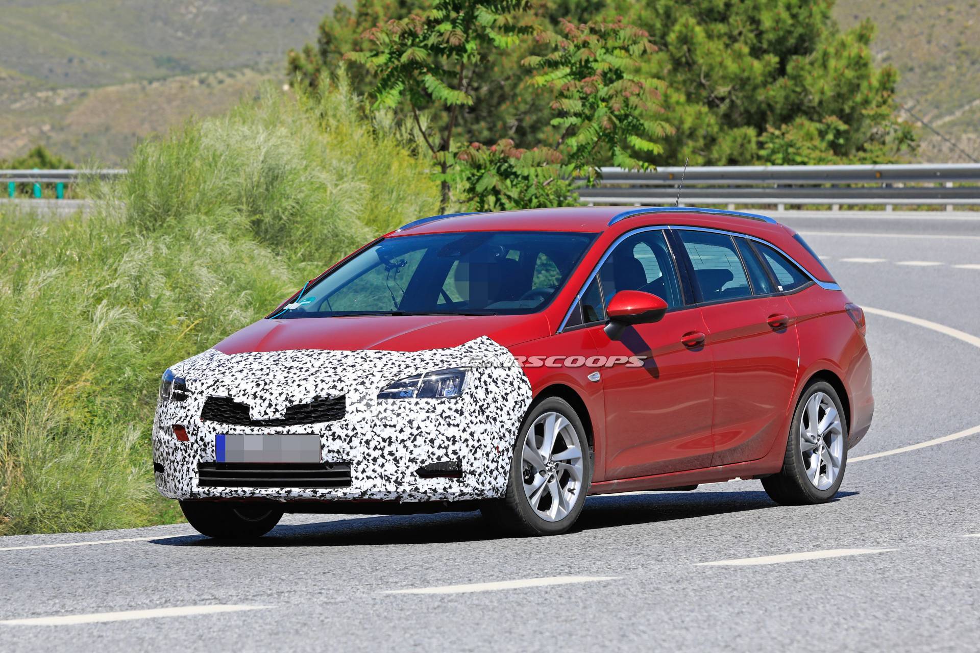 Opel Astra Sports Tourer facelift 19 Facelifted Opel Astra Sports Tourer Makes A Predictable First Appearance