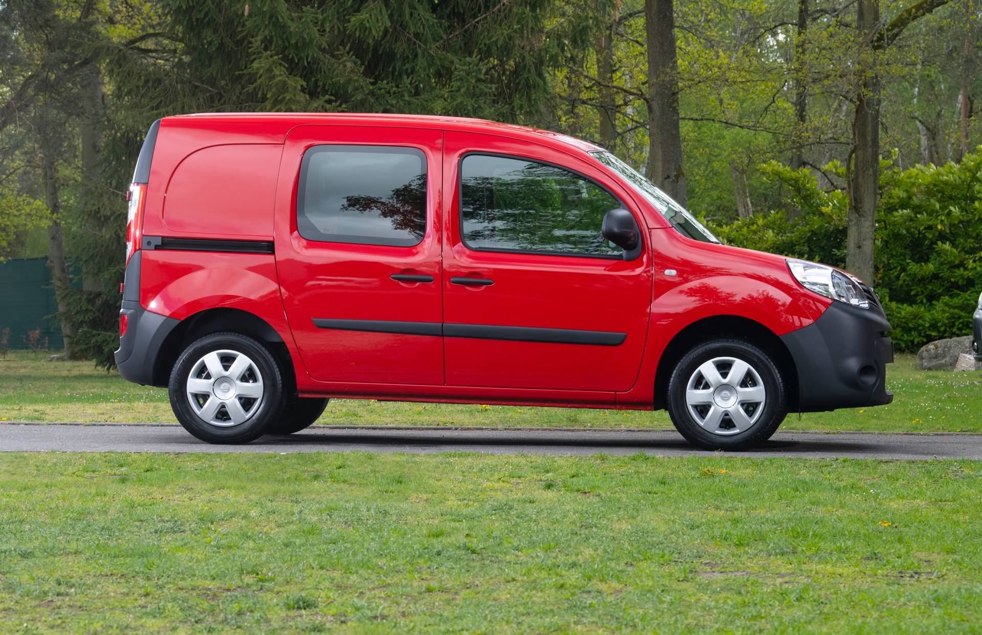Nissan NV250 L1 Van 9 Badge-Engineered Nissan NV250 Compact Van Debuts In Europe