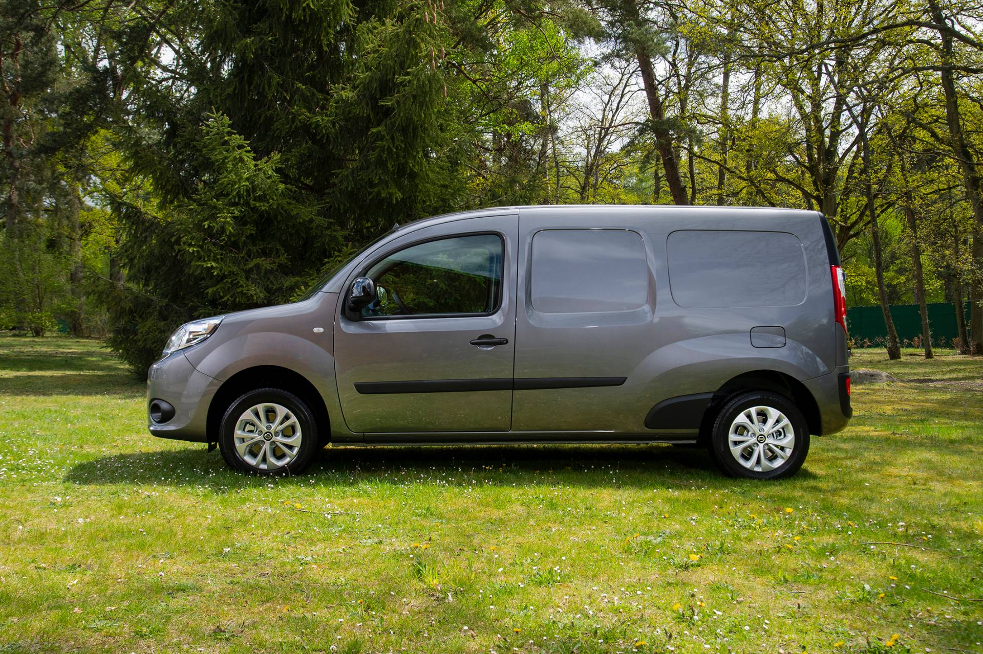 Nissan NV250 L2 Van 14 Badge-Engineered Nissan NV250 Compact Van Debuts In Europe