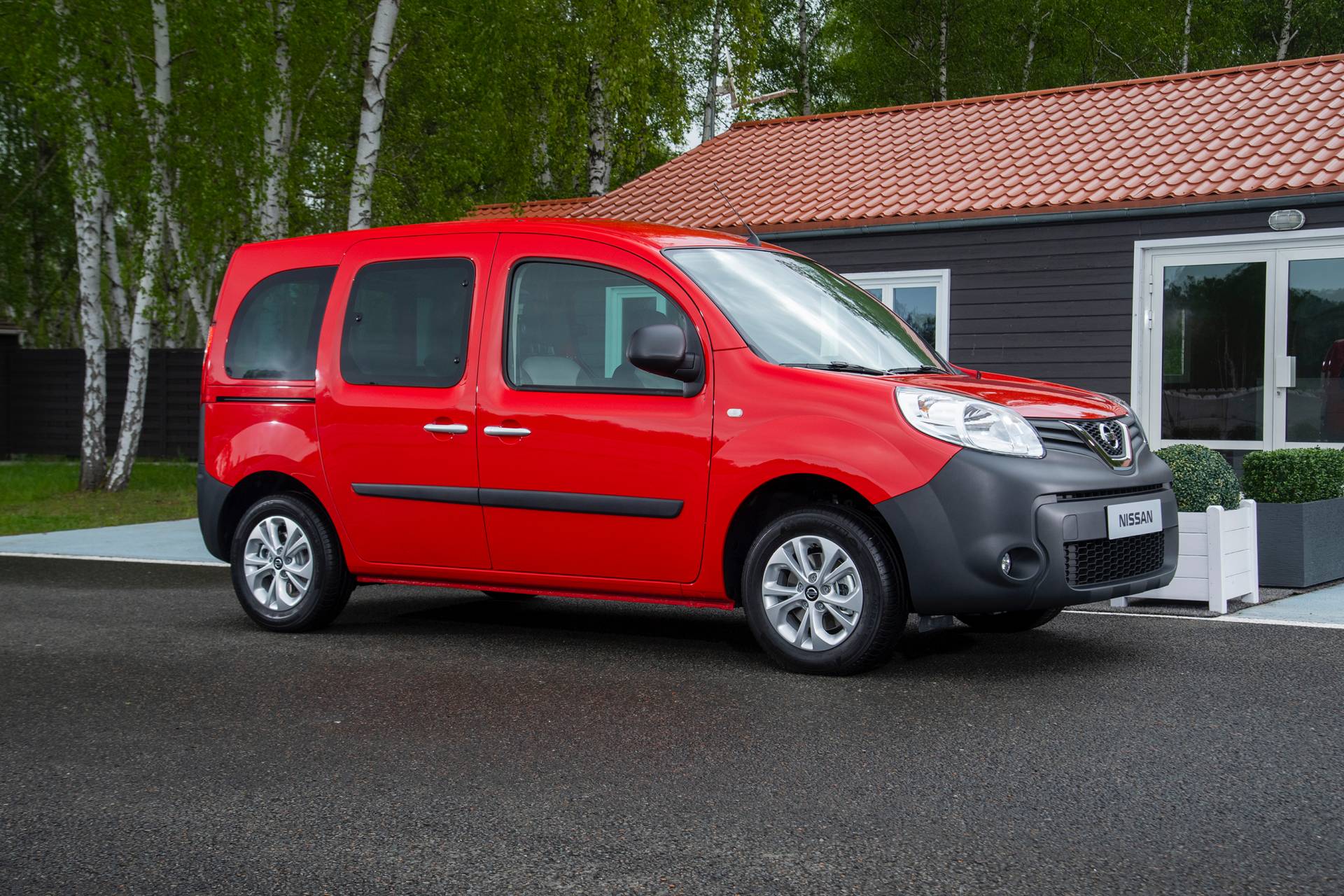 Nissan NV250 M1 Passenger Van 13 Badge-Engineered Nissan NV250 Compact Van Debuts In Europe