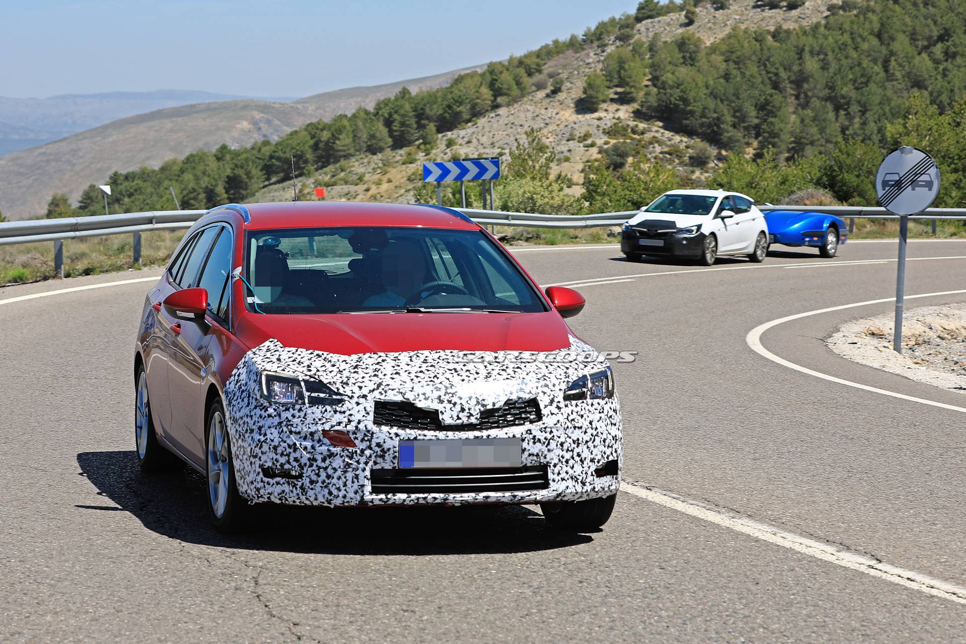 Opel Astra Sports Tourer facelift 26 Facelifted Opel Astra Sports Tourer Makes A Predictable First Appearance