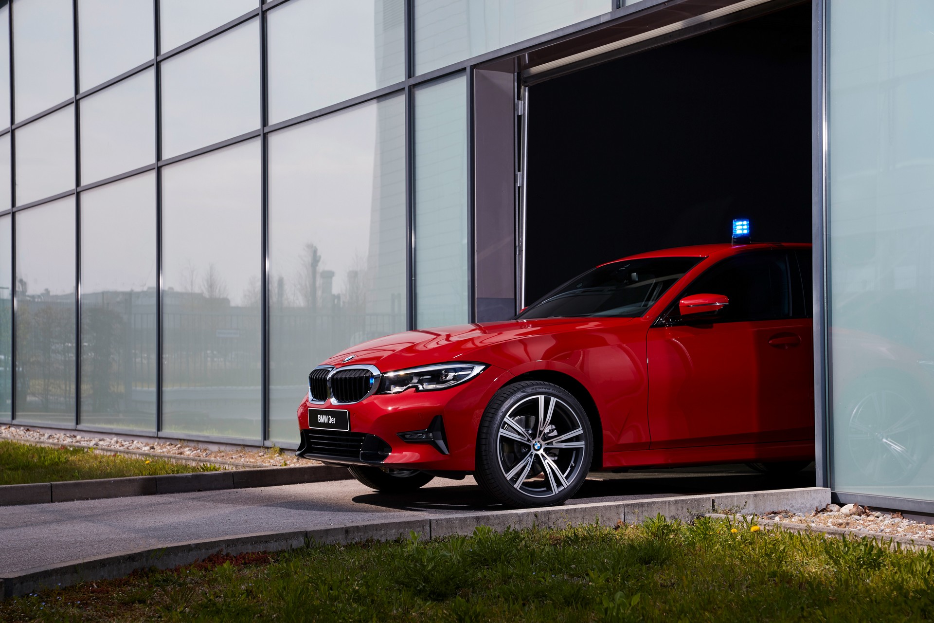 BMW RETTmobil 2019-12 Stealthy BMW 3-Series Police Car Headlines Company’s RETTmobil Lineup