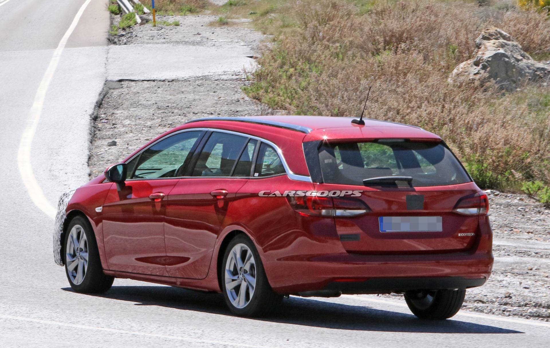 Opel Astra Sports Tourer facelift 46 Facelifted Opel Astra Sports Tourer Makes A Predictable First Appearance