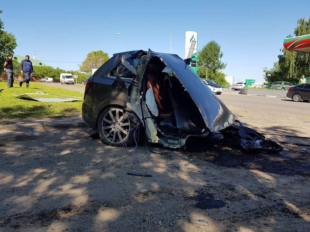 Audi Q7 Russia 2 Audi Q7 Splits In Two After Crashing Into Pole, Driver Runs Away