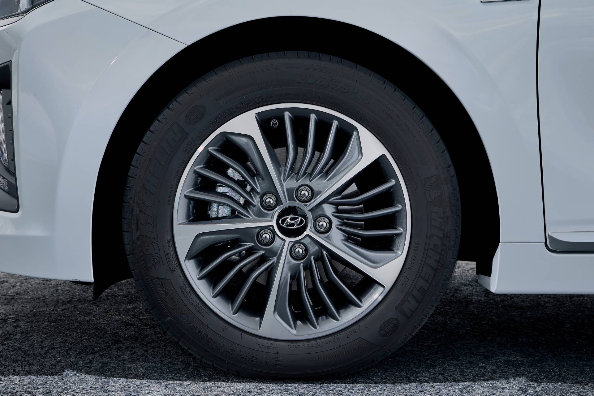 2020 Hyundai Ioniq Plug-in 17 2020 Hyundai Ioniq Family Gains Design And Tech Updates, Bigger Battery For EV