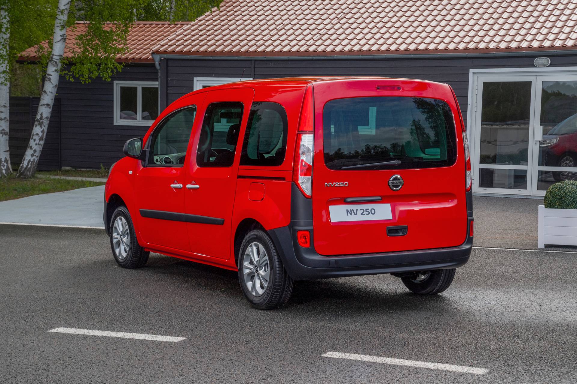 Nissan NV250 M1 Passenger Van 15 Badge-Engineered Nissan NV250 Compact Van Debuts In Europe