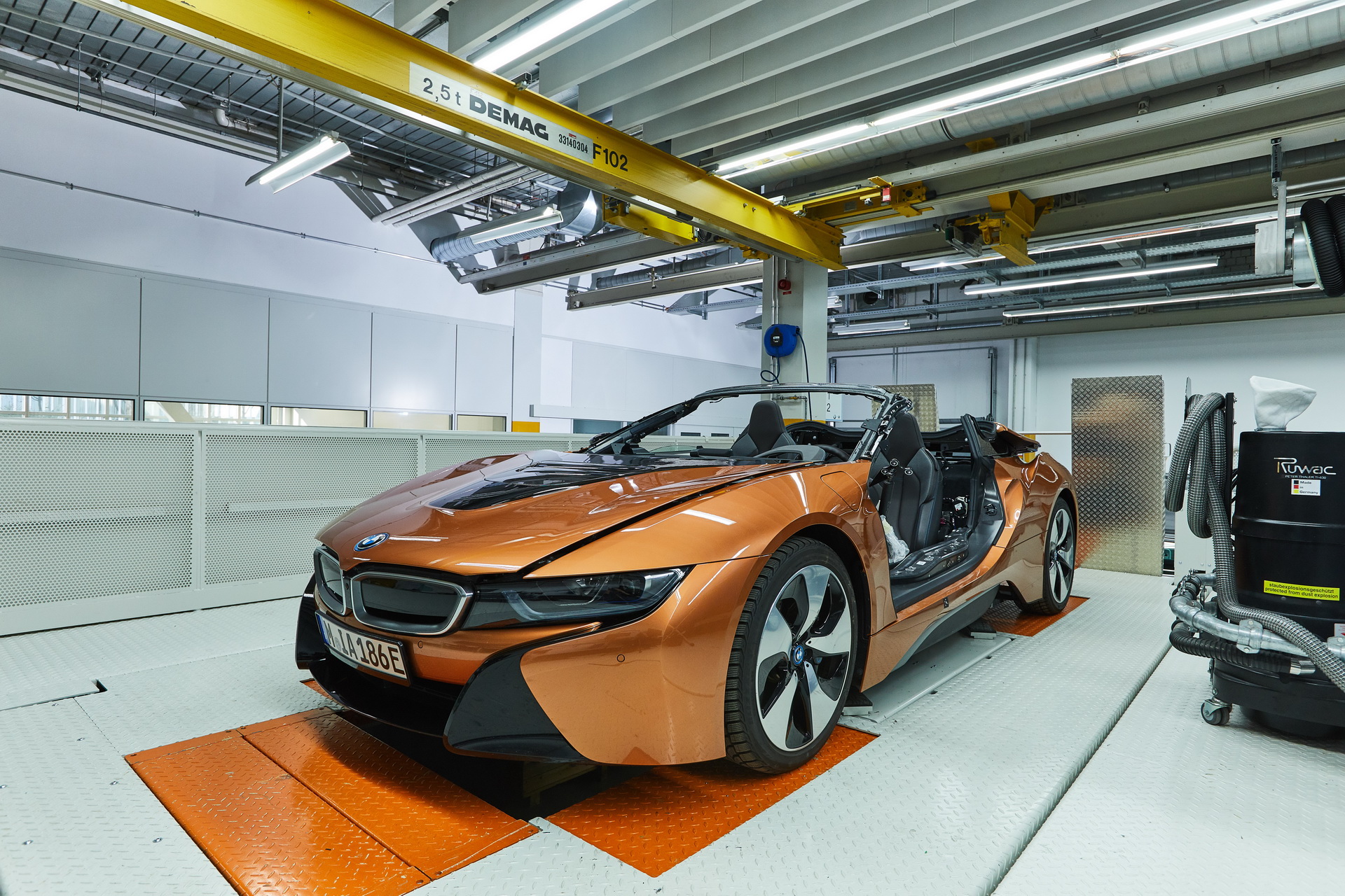 BMW-i8-Roadster-Safety-Car-29 BMW Makes i8 Roadster A Speedster For Formula E’s New Safety Car