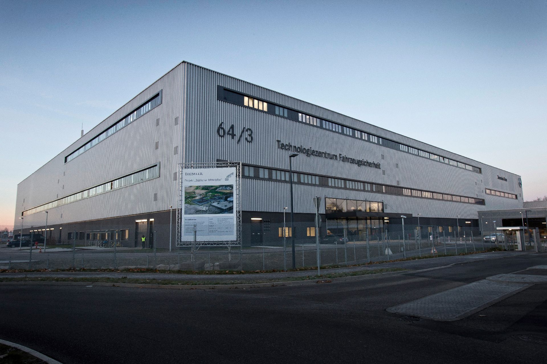 Technologiezentrum Fahrzeugsicherheit
Technology centre for vehicle safety Mercedes’ New Experimental Safety Vehicle Points Towards The Future