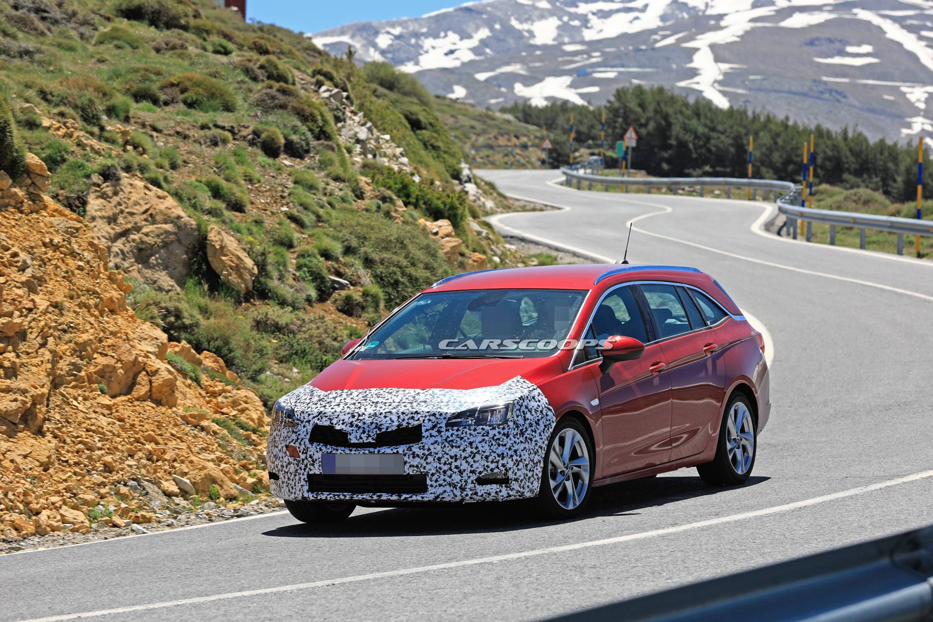 Opel Astra Sports Tourer facelift 34 Facelifted Opel Astra Sports Tourer Makes A Predictable First Appearance