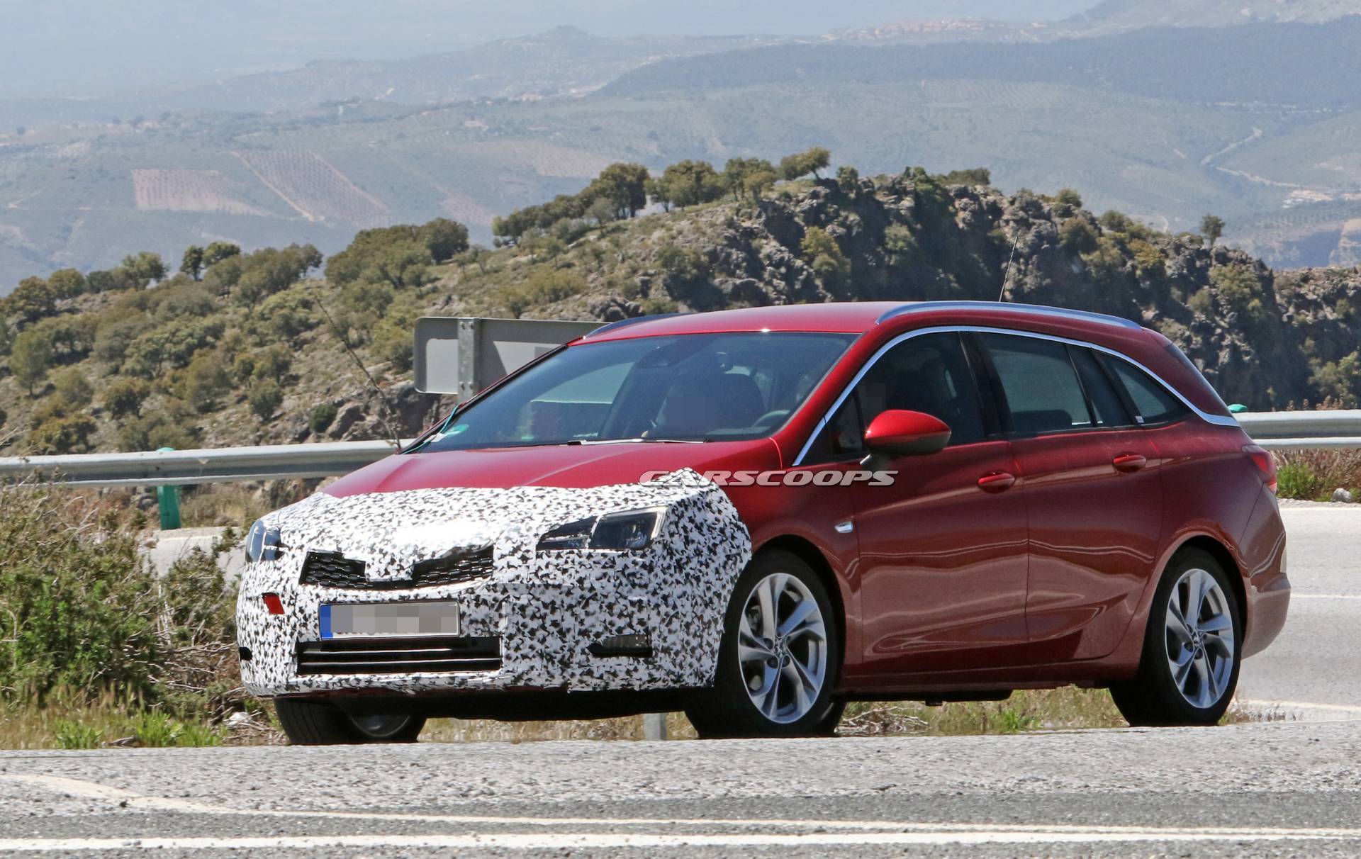 Opel Astra Sports Tourer facelift 41 Facelifted Opel Astra Sports Tourer Makes A Predictable First Appearance