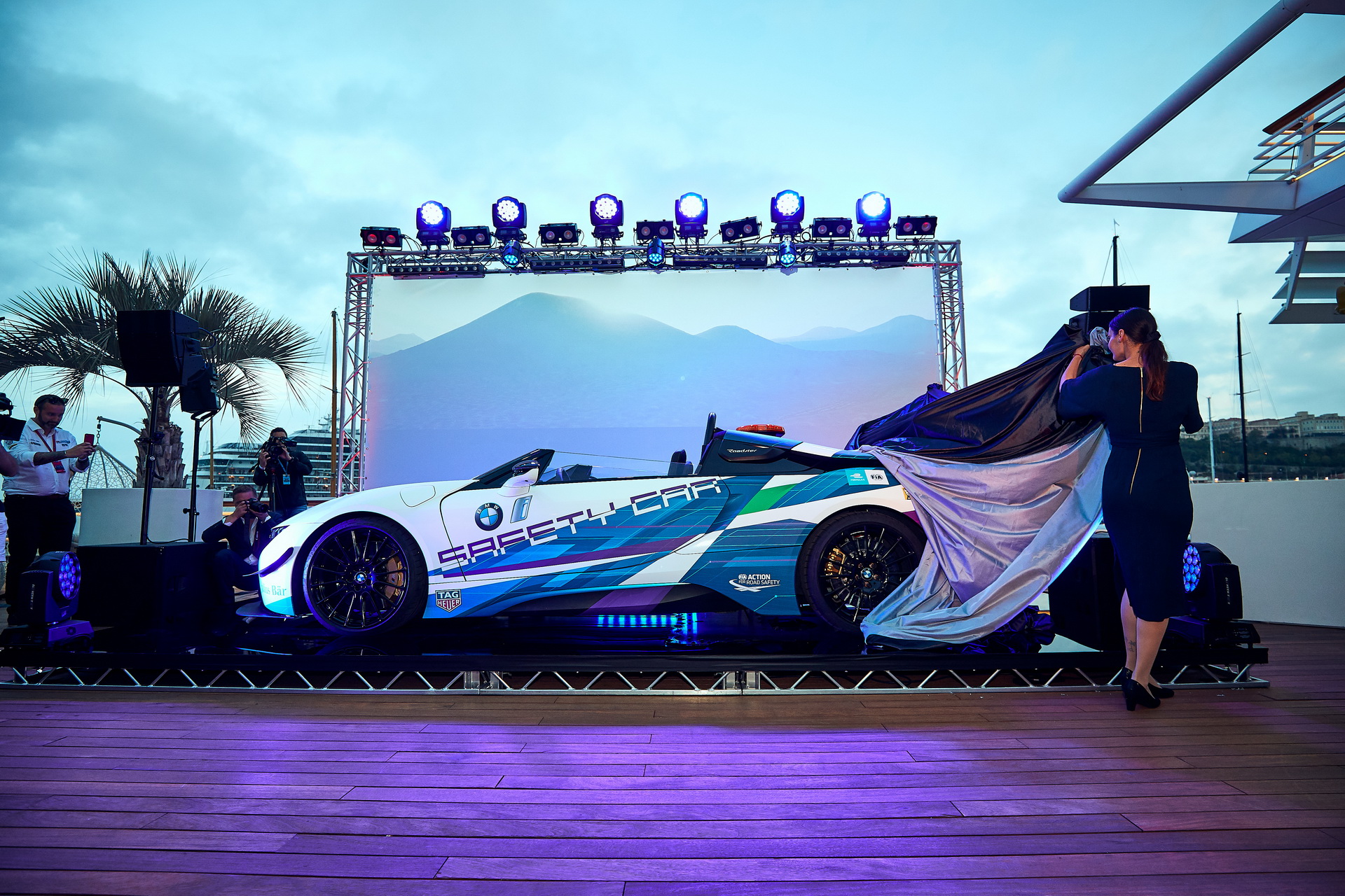 BMW-i8-Roadster-Safety-Car-05 BMW Makes i8 Roadster A Speedster For Formula E’s New Safety Car