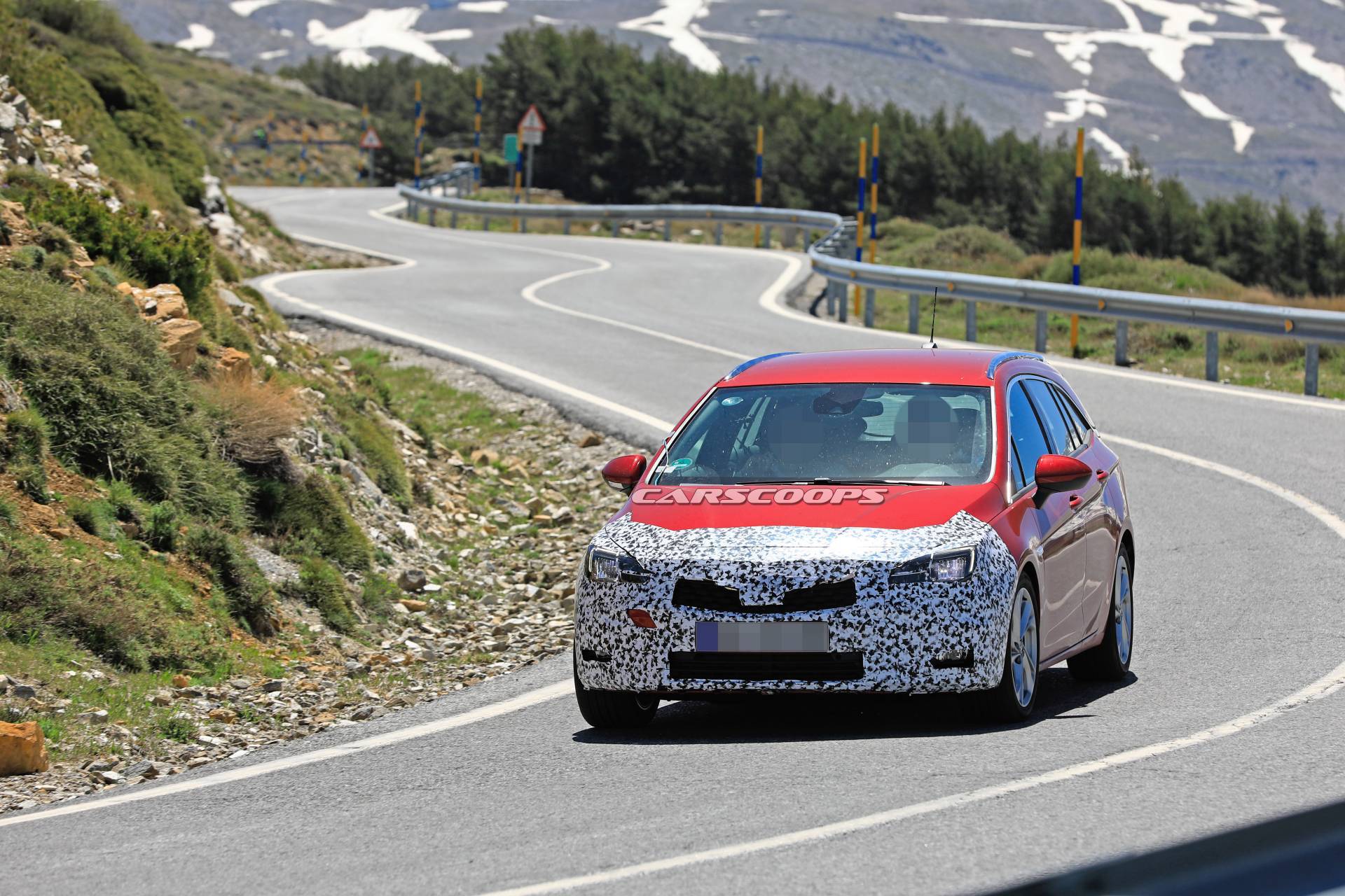 Opel Astra Sports Tourer facelift 33 Facelifted Opel Astra Sports Tourer Makes A Predictable First Appearance