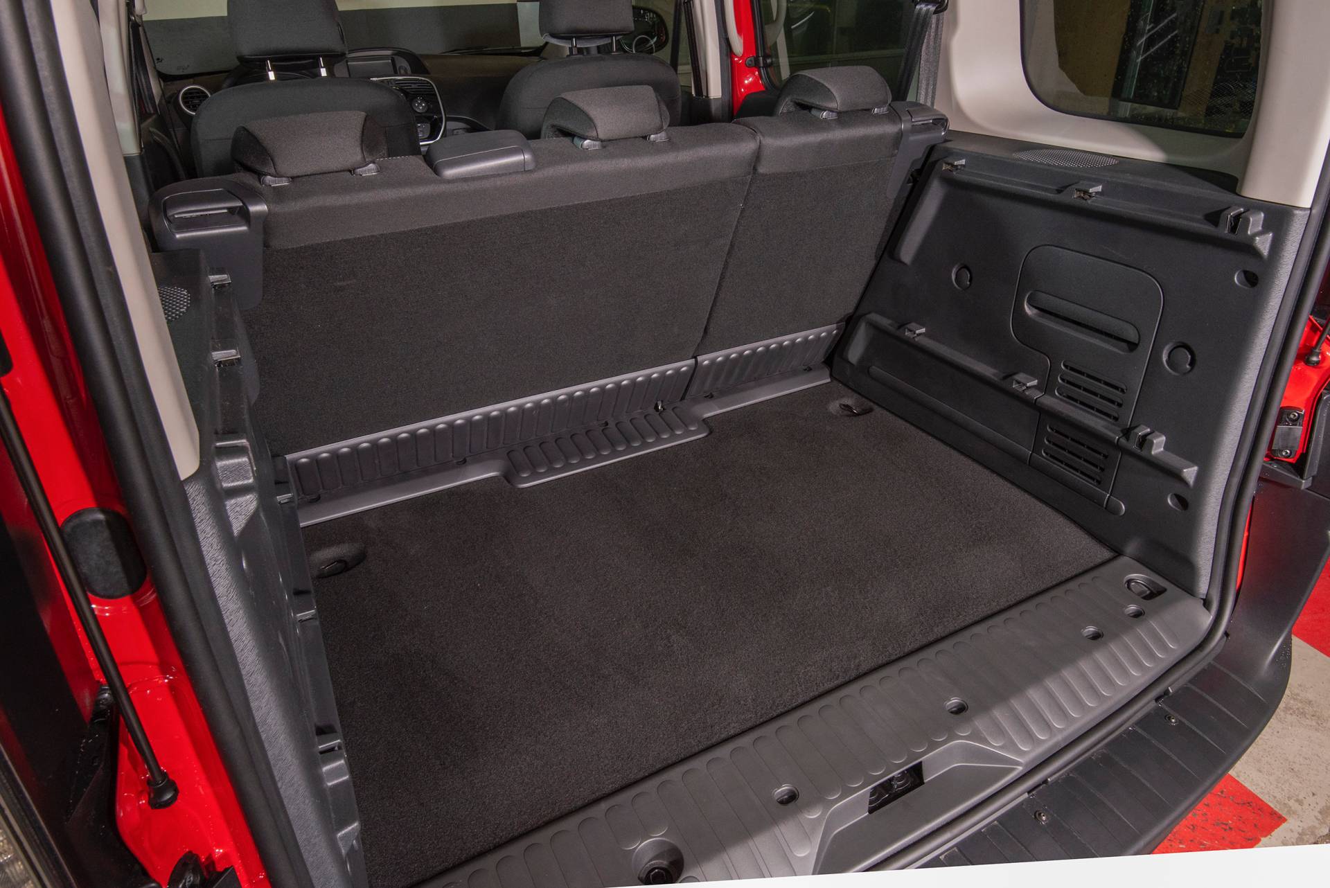 Nissan NV250 M1 Passenger Van 5 Badge-Engineered Nissan NV250 Compact Van Debuts In Europe