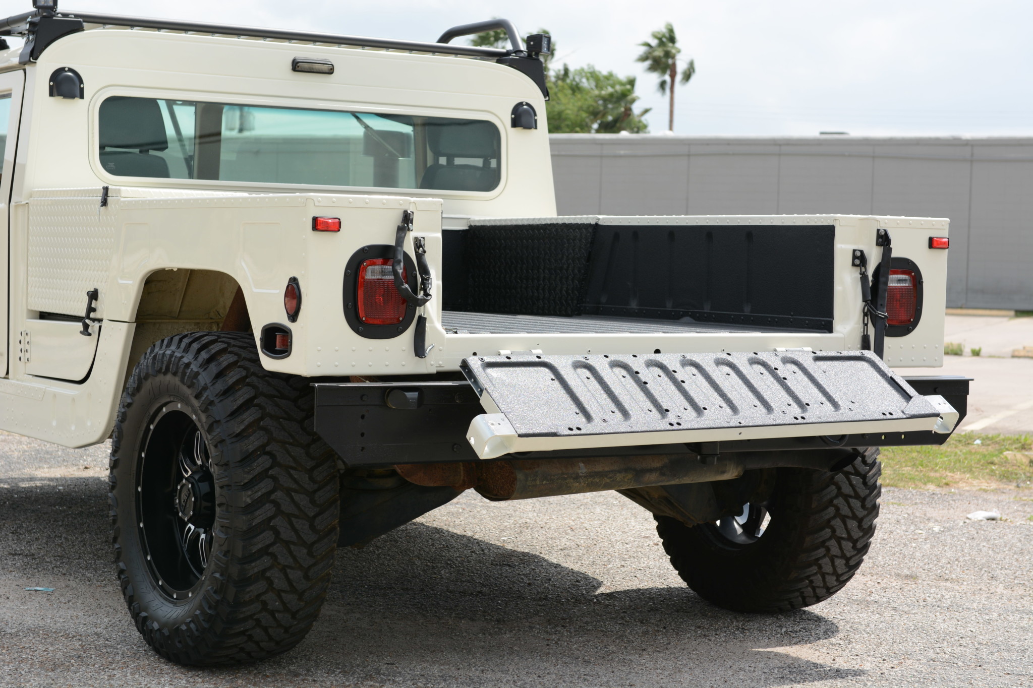 Hummer H1 22 For $40k, Would You Pick This Hummer H1 Pickup Or A Jeep Gladiator?