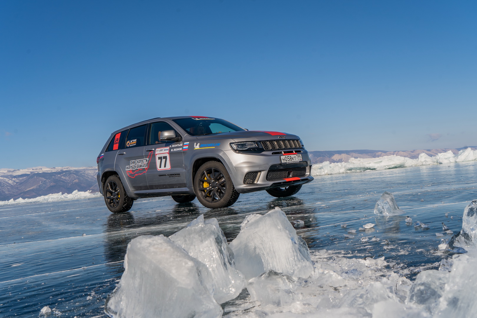jeep grand cherokee trackhawk record ice lake baikal 1 Jeep Grand Cherokee Trackhawk Breaks Top Speed Record For SUVs On Ice