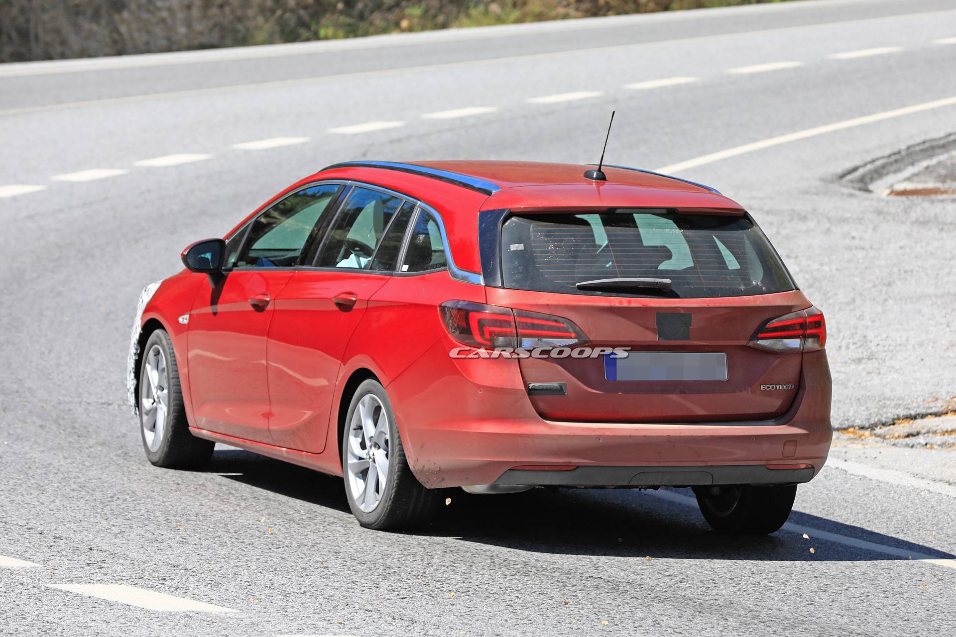Opel Astra Sports Tourer facelift 23 Facelifted Opel Astra Sports Tourer Makes A Predictable First Appearance