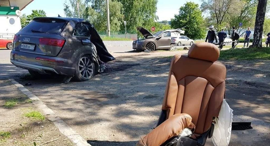  Audi Q7 Splits In Two After Crashing Into Pole, Driver Runs Away