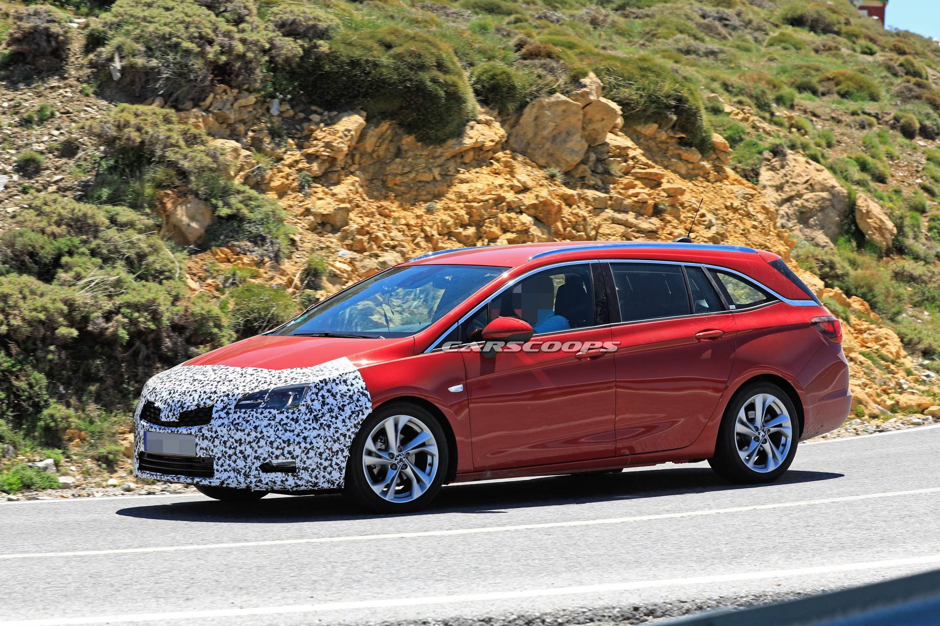 Opel Astra Sports Tourer facelift 35 Facelifted Opel Astra Sports Tourer Makes A Predictable First Appearance