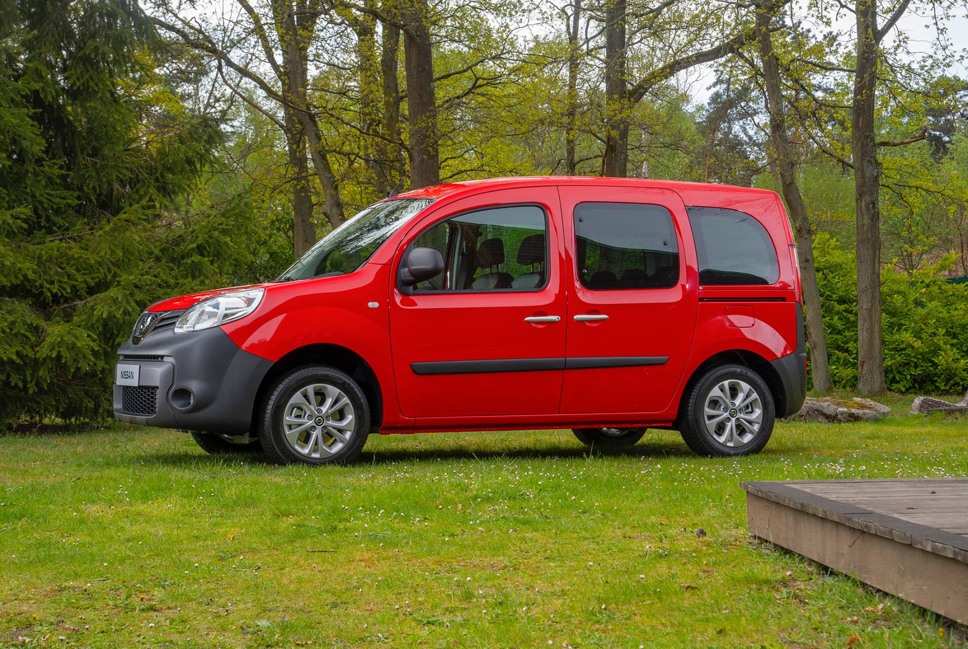 Nissan NV250 M1 Passenger Van 16 Badge-Engineered Nissan NV250 Compact Van Debuts In Europe