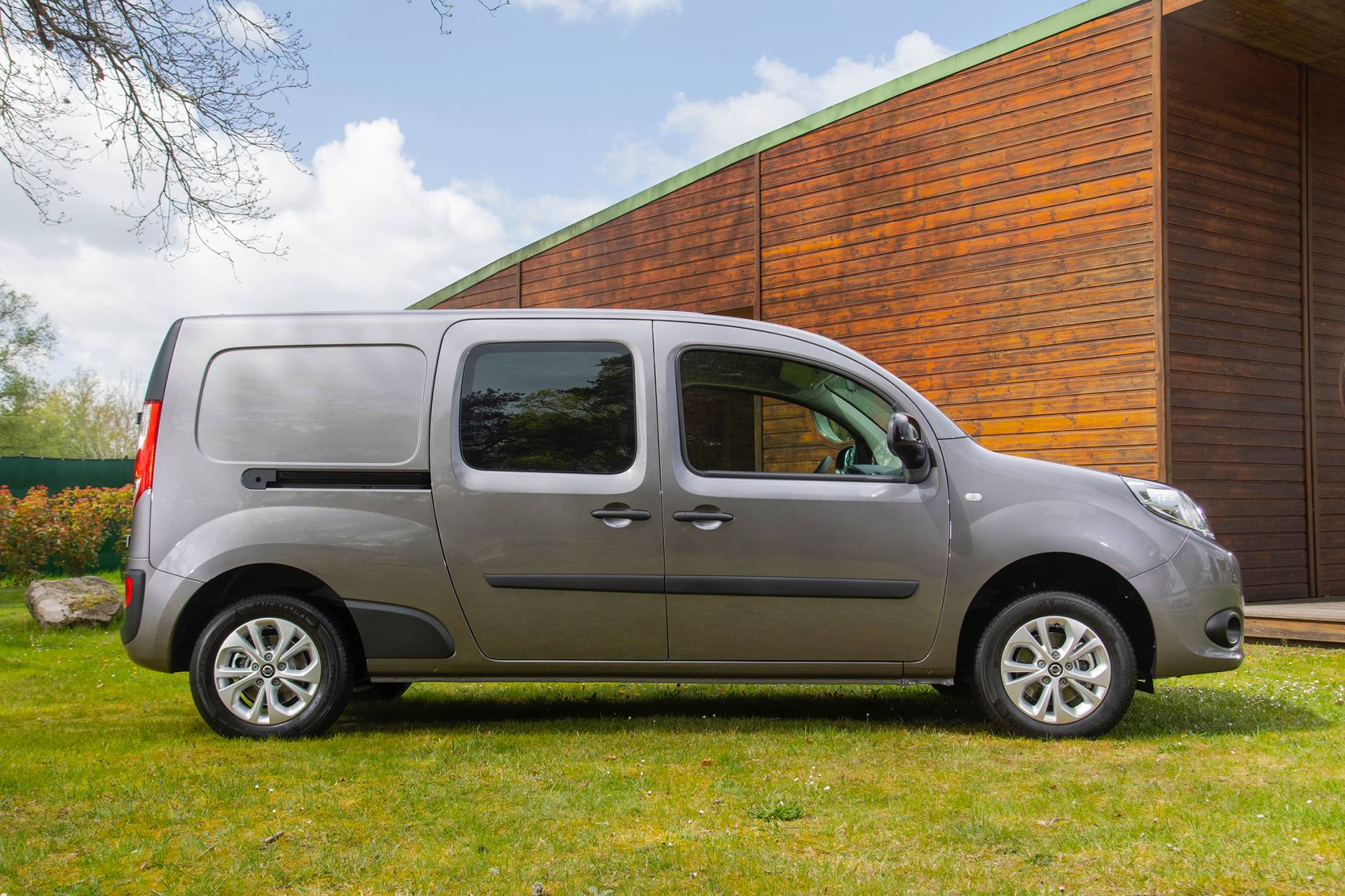 Nissan NV250 L2 Van 11 Badge-Engineered Nissan NV250 Compact Van Debuts In Europe