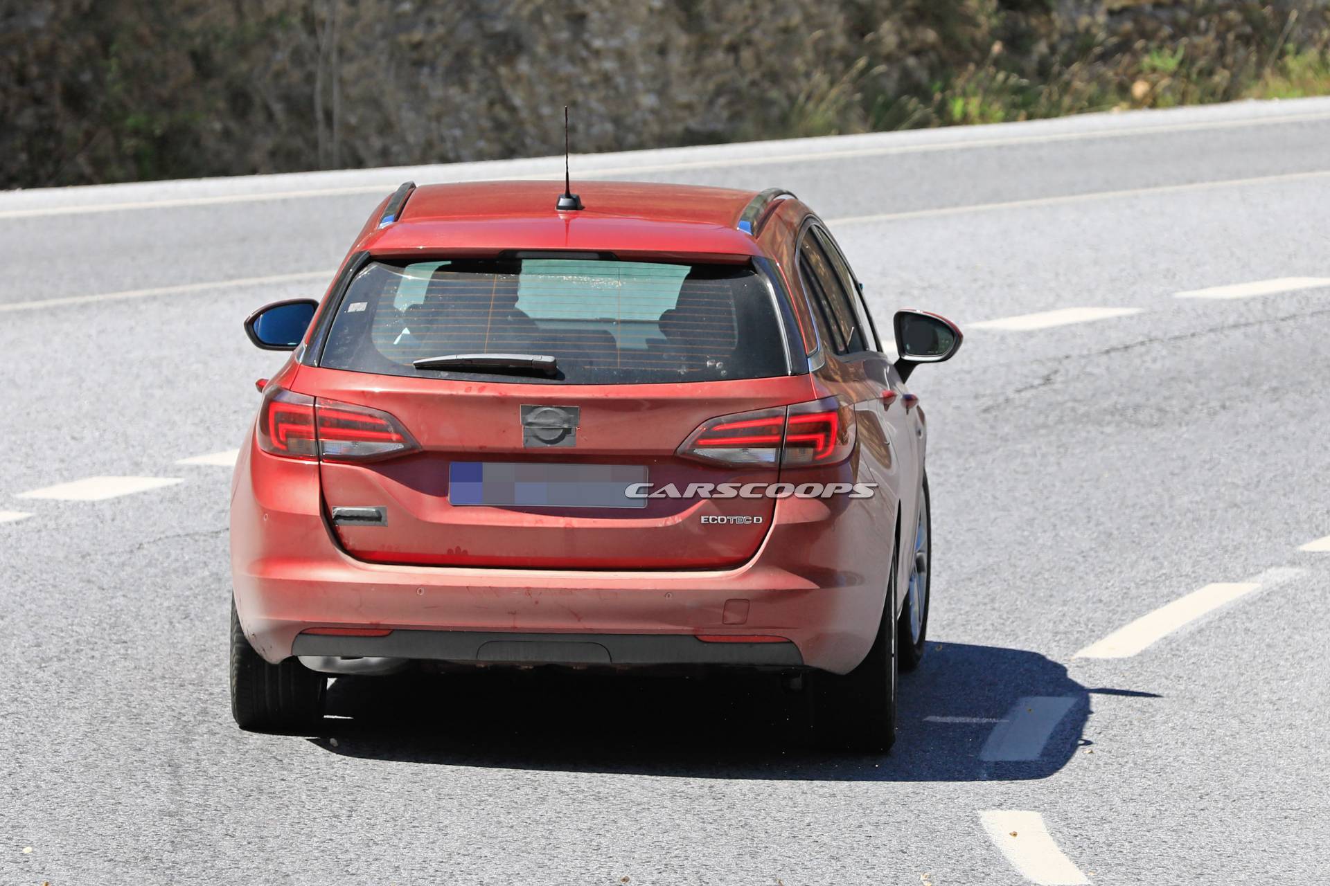 Opel Astra Sports Tourer facelift 25 Facelifted Opel Astra Sports Tourer Makes A Predictable First Appearance